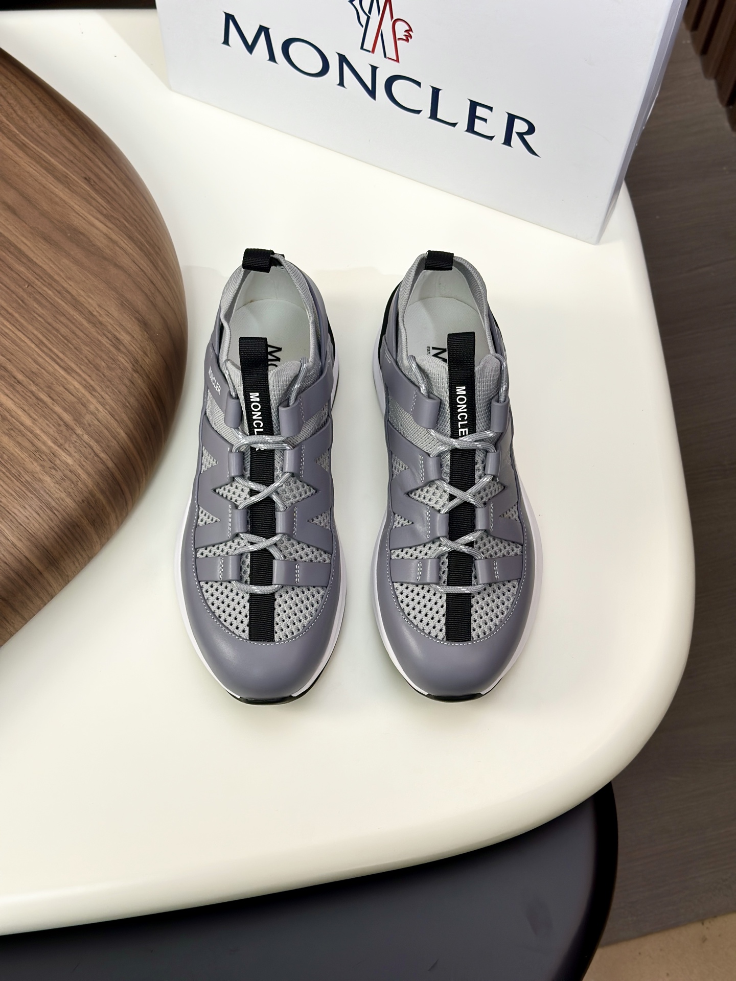 أحذية رياضية رجالية فاخرة من Moncler بتصميم شبكي يسمح بالتهوية