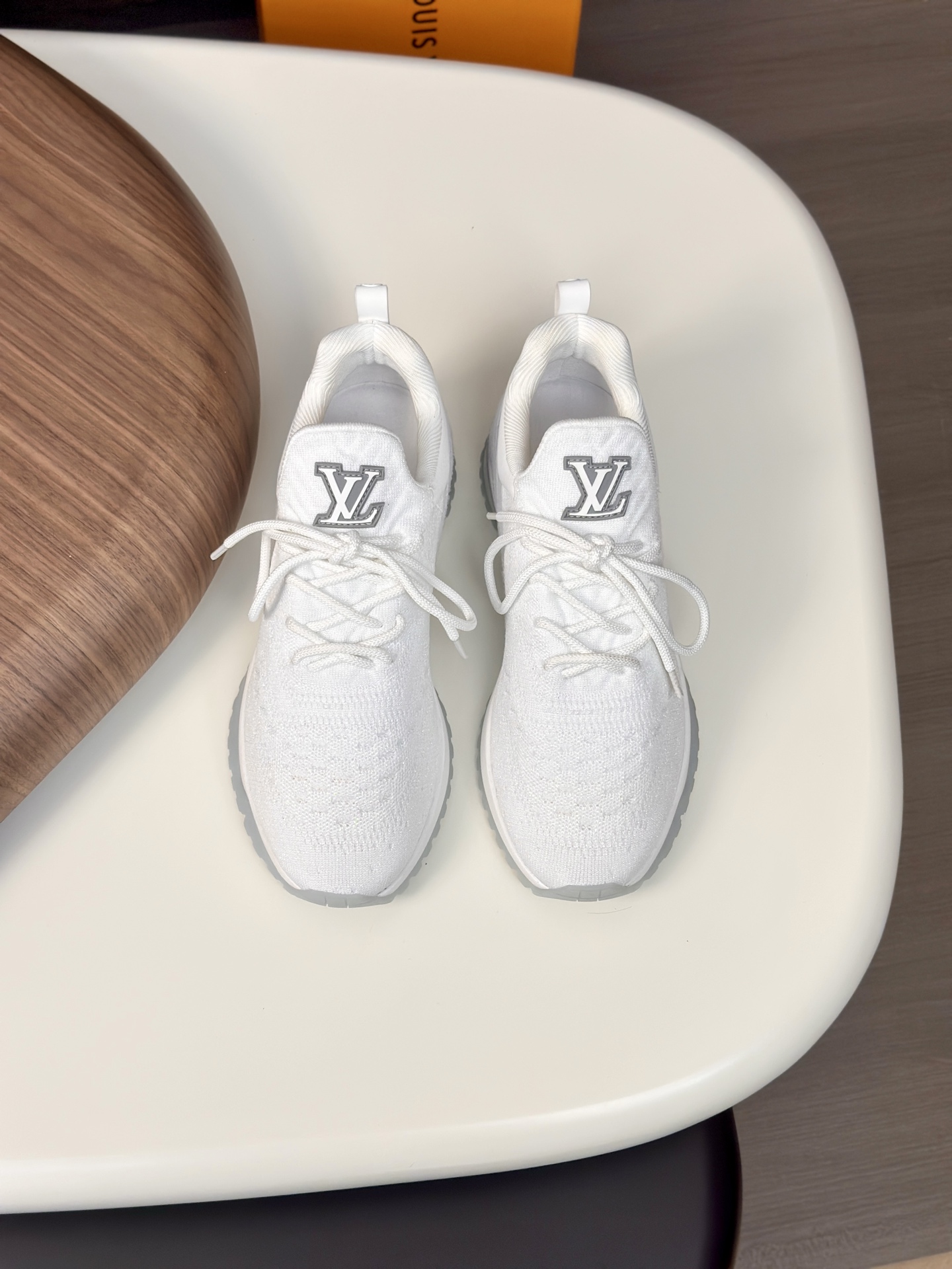 NO:354752,L This Beverly Hills sneakers choose texture Monogram flying fabric upper logo glued technology, topic Men's series style. Imported IP foamed sole Elegant upper and dynamic ultralight rubber outsole collide with texture, Louis Vuitton logo embellishes the back and outsole of the shoe. SIZE 39-44 (custom made in 38 and 45),,louis vuitton,sneakers19860909L 本款 Beverly Hills 运动鞋选取质感 Monogram飞织面料 鞋面Logo滴胶工艺,点题 男士系列风尚.进口IP发泡大底 雅致鞋面与动感超轻橡胶外底碰撞质感,路易威登标识点缀鞋后和外底. SIZE 39-44（38、45订做）,,louis vuitton,sneakers,Men's shoes