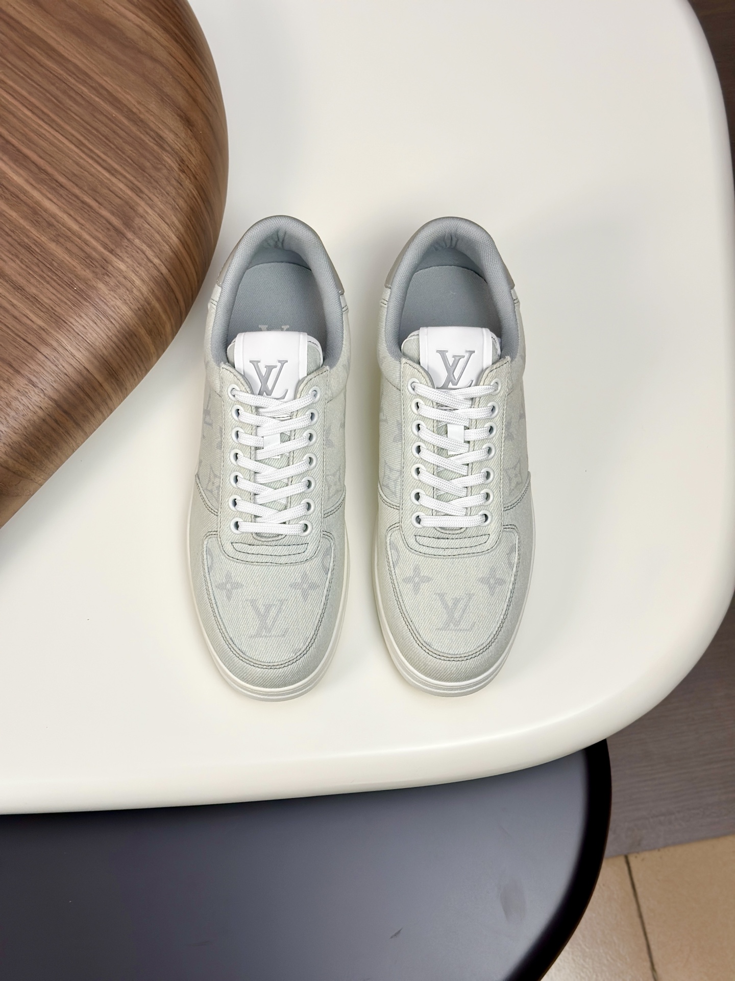 NO:354603,L Men's classic casual sneakers, this Beverly Hills sneakers are soft cowhide leather to depict the classic Monogram embossed, creating an elegant upper. The rubber outsole is thick and light, and is embossed with Louis Vuitton logo embossed. The lining inner sole and technological lining are upgraded to comfort again. The inner lining of Italy imported calfskin is high-end and comfortable, and the original outsole is light and wear-resistant!  Pure handmade, details determine quality!  Size38-44, louis vuitton,sneakers,cowhide19860909L 男士经典休闲运动鞋,本款 Beverly Hills 运动鞋为柔软牛皮革描摹经典 Monogram 压花,塑造优雅鞋面.橡胶外底厚实而不失轻盈,其上点缀路易威登标识压纹.加衬内底和科技内衬再度升级舒适体验.意大利进口小牛皮内里高档舒适,原版大底轻盈耐磨！纯手工制作,细节决定品质！ Size38-44,,louis vuitton,sneakers,cowhide,Men's shoes