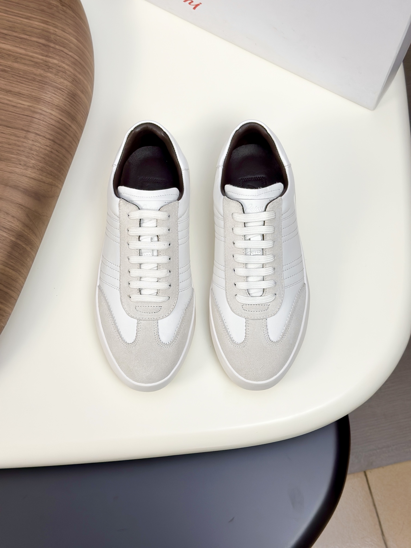 NO:354736,Brioni's new casual men's sneakers | Creatively made from original timber cowhide | Side bands decorated with the same color lace and embossed brand's classic legion stripes | Embossed label cowhide inner foot pads | Fashionable and dynamic sneakers | Ideal for pairing with knitted jogging pants or Chamonix jeans Size39-44 (38.45.46 custom made) RMB,,sneakers,jeans,cowhide19860909Brioni新款男士休闲运动鞋｜由原版胎牛皮匠心打造｜饰以同色蕾丝和缀饰品牌经典军团条纹的侧面饰带｜饰压花标签牛皮内里垫脚｜这款运动鞋时尚动感｜是搭配针织慢跑裤或Chamonix牛仔裤的理想选择 Size39-44（38.45.46定做)元,,sneakers,jeans,cowhide,Men's shoes