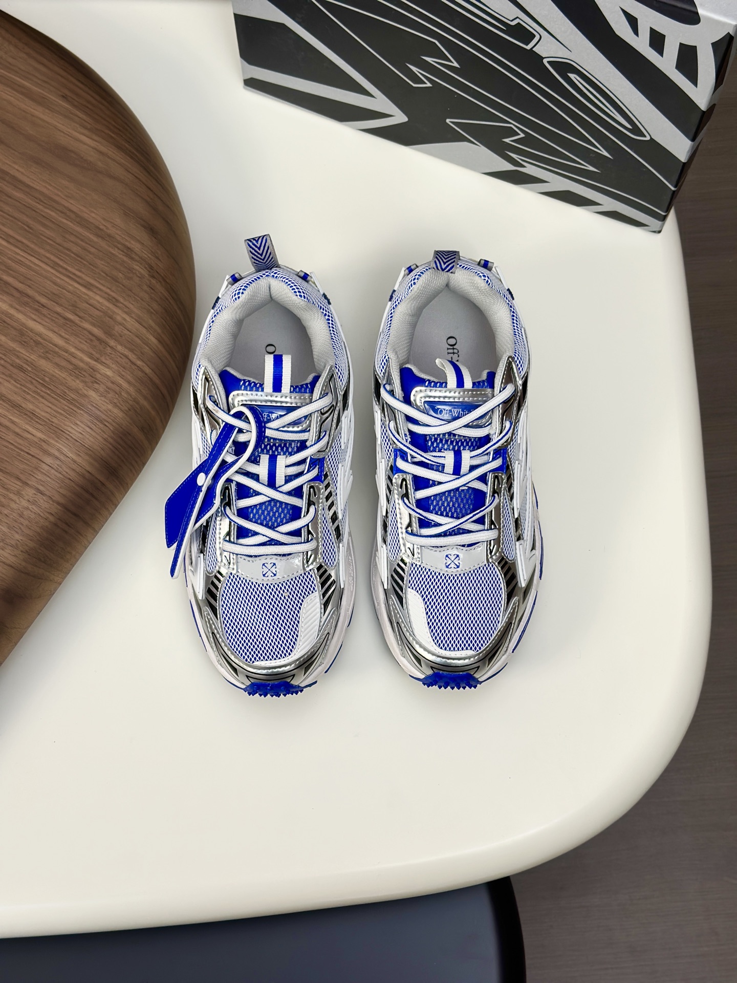 Off-White Zapatillas de Running Retro con Diseño de Flecha Icónico