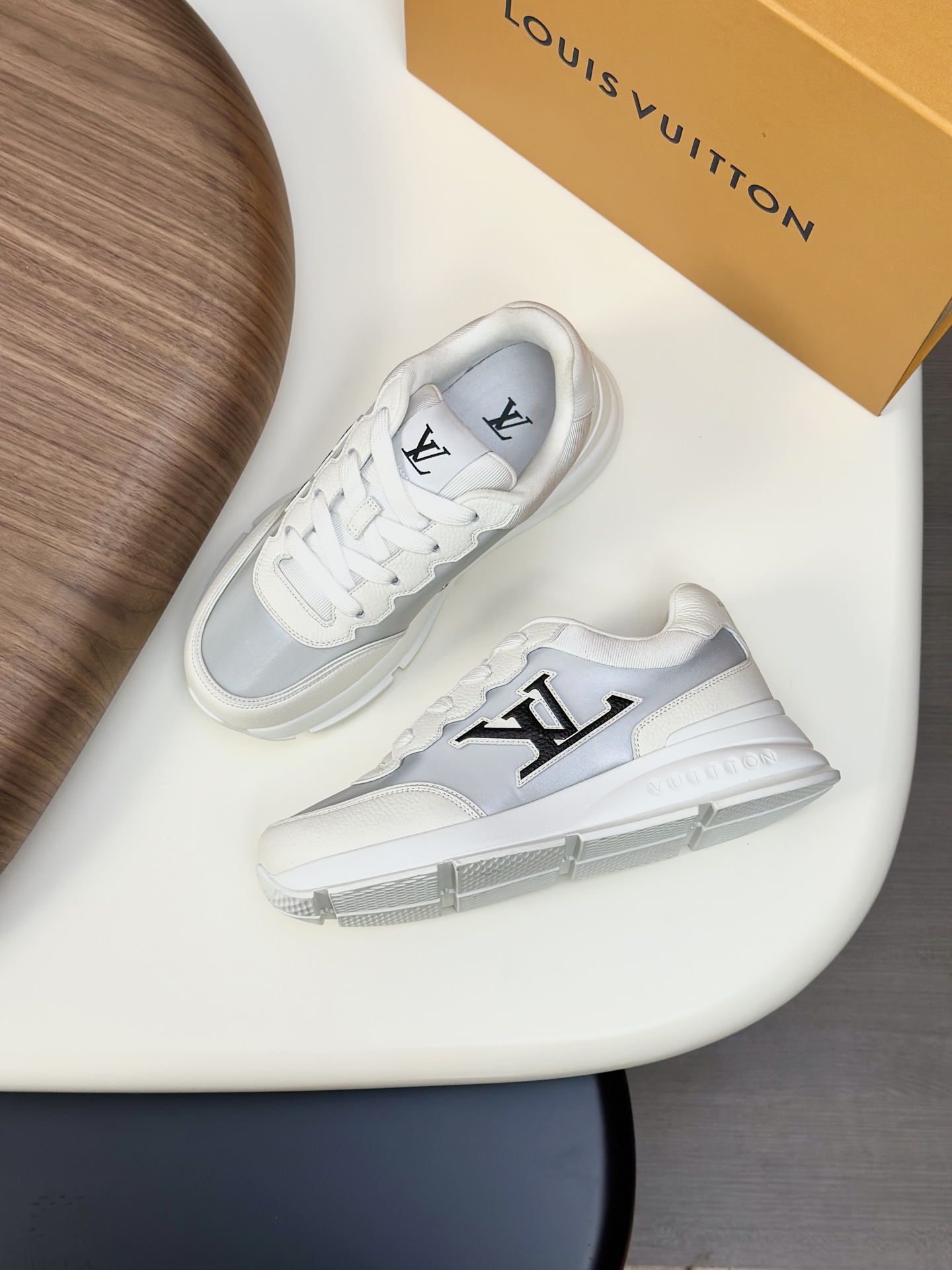  💰390 LV 𝐋𝐨𝐮𝐢𝐬 𝐕𝐮𝐢𝐭𝐭𝐨𝐧 𝐓𝐫𝐚𝐢𝐧𝐞𝐫路易威登#系列最新运动鞋 品质再次升级、细节超赞 简直不要太好看！官网开售十分钟立刻抢光光的款。 TPU大底、模具费2w+ 质感媲美原版 垫脚聚米微料加透气英伦网布 细节原版一致 请注意区分市面通货材料。    Size：38-46（38.46订做）