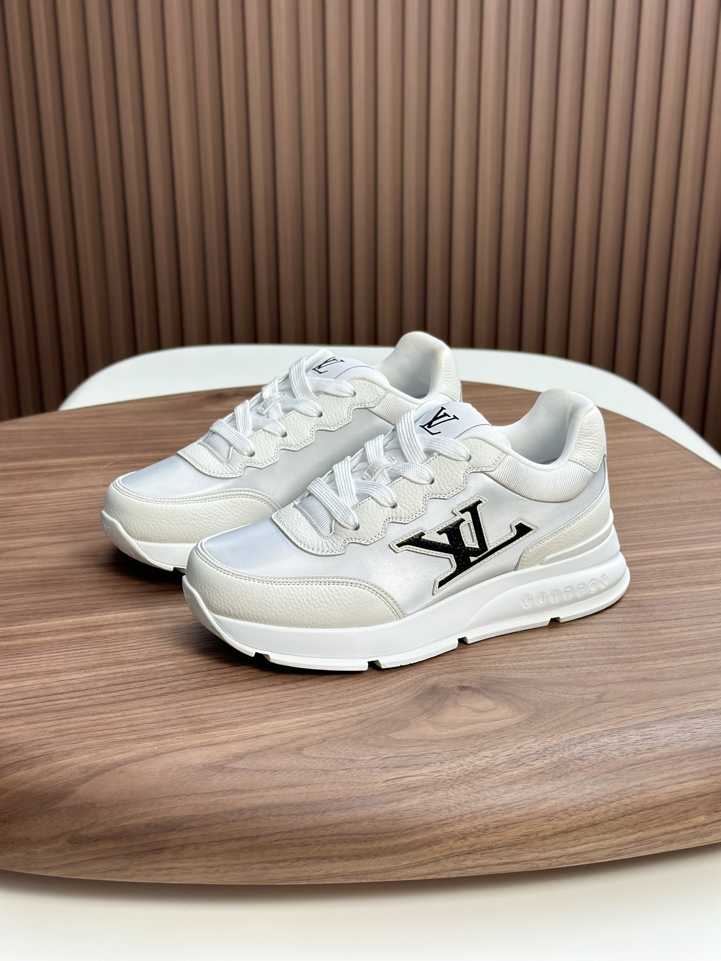  💰390 LV 𝐋𝐨𝐮𝐢𝐬 𝐕𝐮𝐢𝐭𝐭𝐨𝐧 𝐓𝐫𝐚𝐢𝐧𝐞𝐫路易威登#系列最新运动鞋 品质再次升级、细节超赞 简直不要太好看！官网开售十分钟立刻抢光光的款。 TPU大底、模具费2w+ 质感媲美原版 垫脚聚米微料加透气英伦网布 细节原版一致 请注意区分市面通货材料。    Size：38-46（38.46订做）
