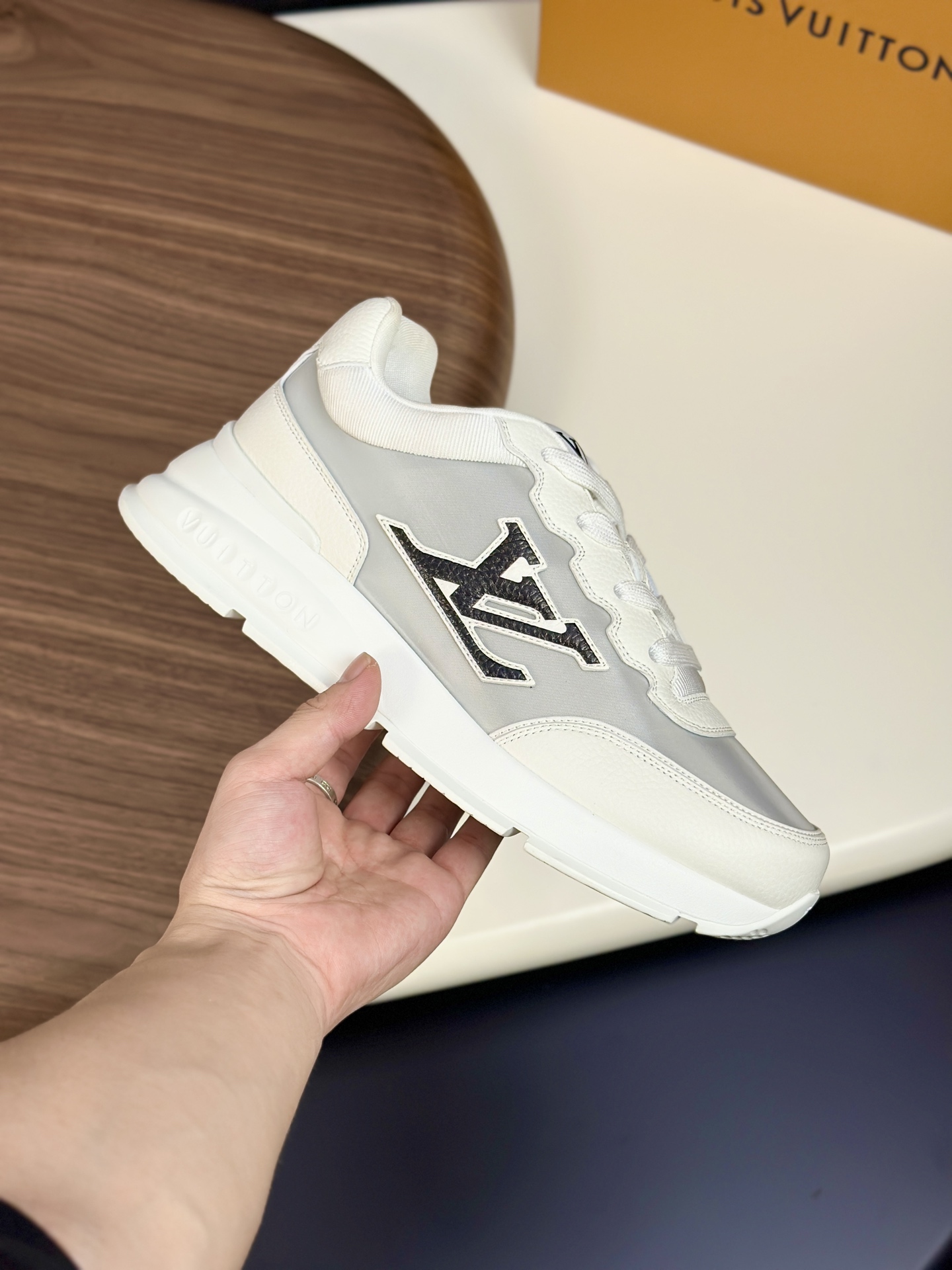  💰390 LV 𝐋𝐨𝐮𝐢𝐬 𝐕𝐮𝐢𝐭𝐭𝐨𝐧 𝐓𝐫𝐚𝐢𝐧𝐞𝐫路易威登#系列最新运动鞋 品质再次升级、细节超赞 简直不要太好看！官网开售十分钟立刻抢光光的款。 TPU大底、模具费2w+ 质感媲美原版 垫脚聚米微料加透气英伦网布 细节原版一致 请注意区分市面通货材料。    Size：38-46（38.46订做）