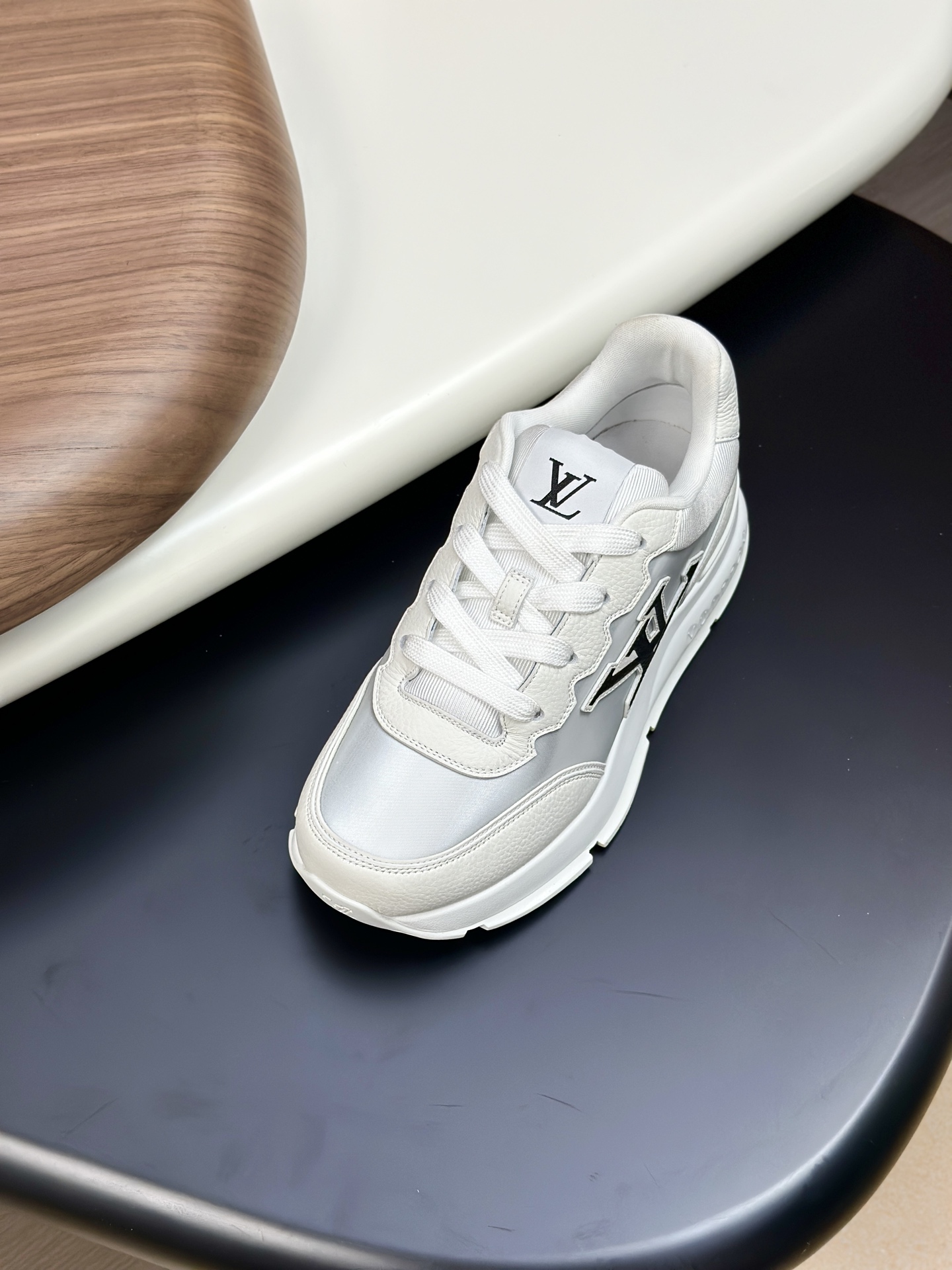  💰390 LV 𝐋𝐨𝐮𝐢𝐬 𝐕𝐮𝐢𝐭𝐭𝐨𝐧 𝐓𝐫𝐚𝐢𝐧𝐞𝐫路易威登#系列最新运动鞋 品质再次升级、细节超赞 简直不要太好看！官网开售十分钟立刻抢光光的款。 TPU大底、模具费2w+ 质感媲美原版 垫脚聚米微料加透气英伦网布 细节原版一致 请注意区分市面通货材料。    Size：38-46（38.46订做）