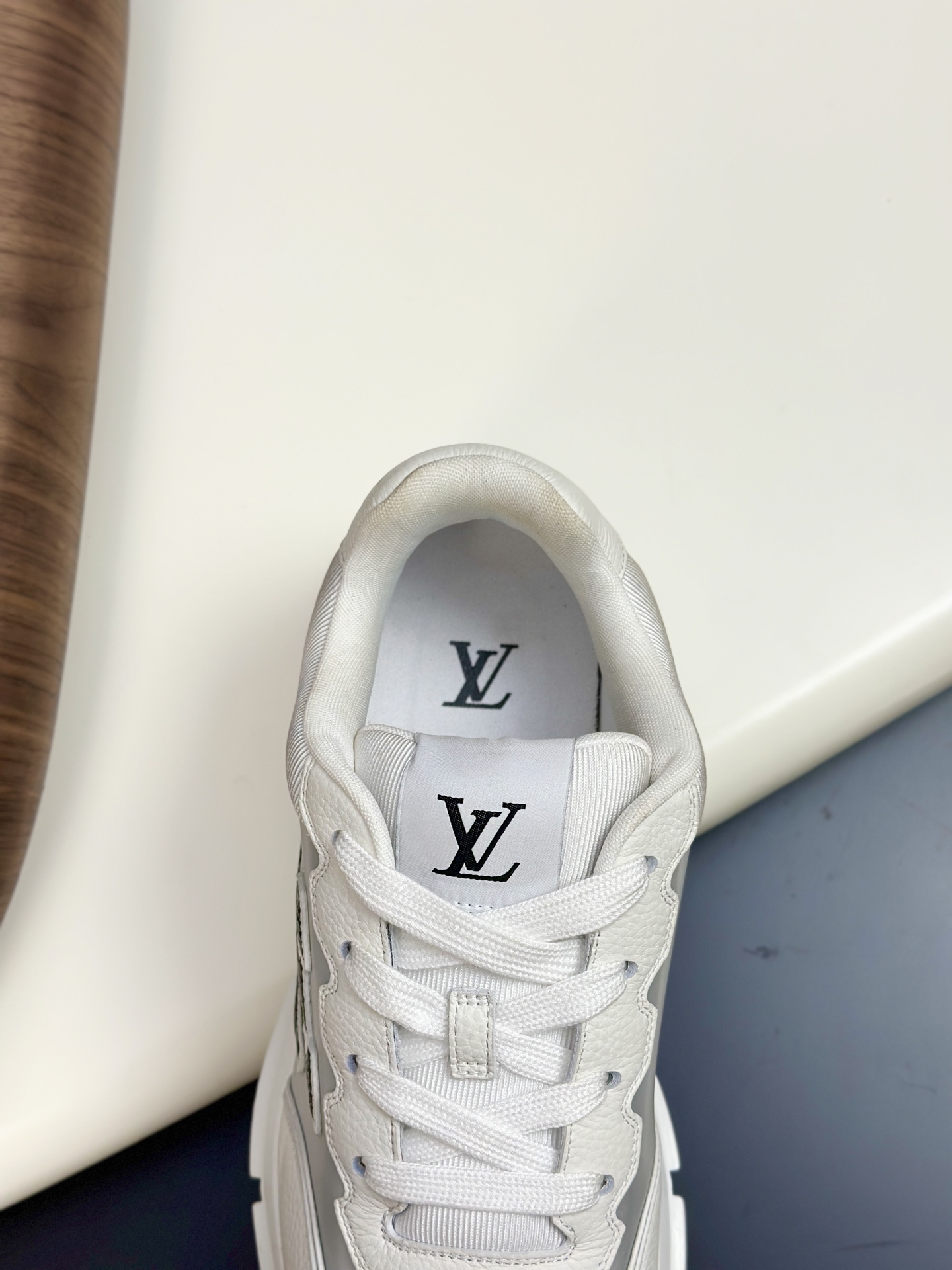  💰390 LV 𝐋𝐨𝐮𝐢𝐬 𝐕𝐮𝐢𝐭𝐭𝐨𝐧 𝐓𝐫𝐚𝐢𝐧𝐞𝐫路易威登#系列最新运动鞋 品质再次升级、细节超赞 简直不要太好看！官网开售十分钟立刻抢光光的款。 TPU大底、模具费2w+ 质感媲美原版 垫脚聚米微料加透气英伦网布 细节原版一致 请注意区分市面通货材料。    Size：38-46（38.46订做）