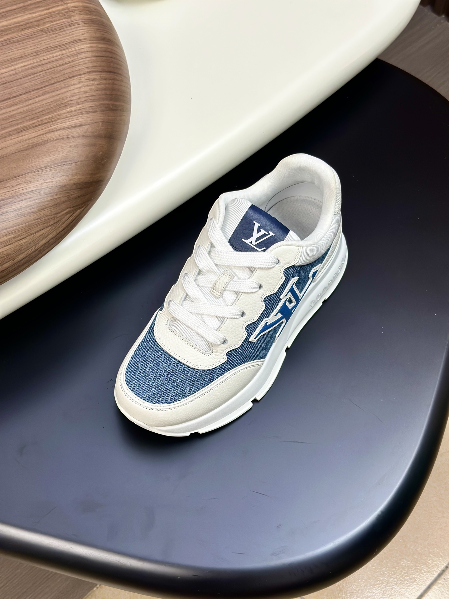  💰390 LV 𝐋𝐨𝐮𝐢𝐬 𝐕𝐮𝐢𝐭𝐭𝐨𝐧 𝐓𝐫𝐚𝐢𝐧𝐞𝐫路易威登#系列最新运动鞋 品质再次升级、细节超赞 简直不要太好看！官网开售十分钟立刻抢光光的款。 TPU大底、模具费2w+ 质感媲美原版 垫脚聚米微料加透气英伦网布 细节原版一致 请注意区分市面通货材料。    Size：38-46（38.46订做）