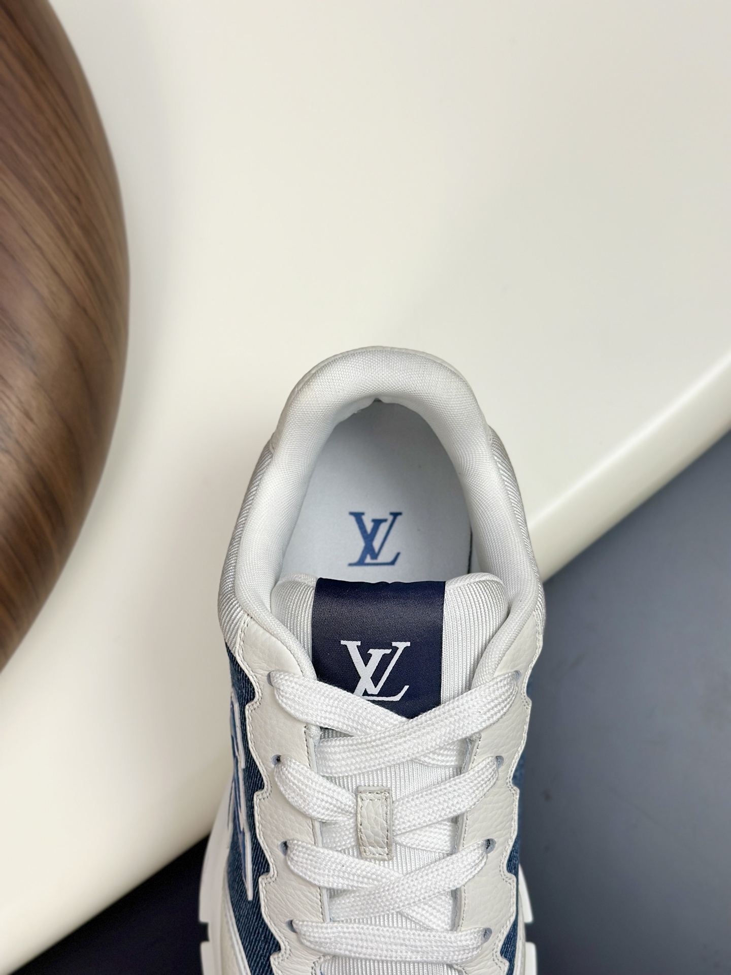 💰390 LV 𝐋𝐨𝐮𝐢𝐬 𝐕𝐮𝐢𝐭𝐭𝐨𝐧 𝐓𝐫𝐚𝐢𝐧𝐞𝐫路易威登#系列最新运动鞋 品质再次升级、细节超赞 简直不要太好看！官网开售十分钟立刻抢光光的款。 TPU大底、模具费2w+ 质感媲美原版 垫脚聚米微料加透气英伦网布 细节原版一致 请注意区分市面通货材料。    Size：38-46（38.46订做）