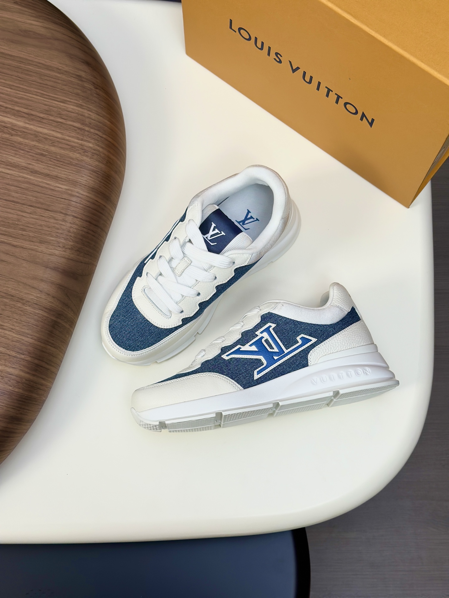  💰390 LV 𝐋𝐨𝐮𝐢𝐬 𝐕𝐮𝐢𝐭𝐭𝐨𝐧 𝐓𝐫𝐚𝐢𝐧𝐞𝐫路易威登#系列最新运动鞋 品质再次升级、细节超赞 简直不要太好看！官网开售十分钟立刻抢光光的款。 TPU大底、模具费2w+ 质感媲美原版 垫脚聚米微料加透气英伦网布 细节原版一致 请注意区分市面通货材料。    Size：38-46（38.46订做）