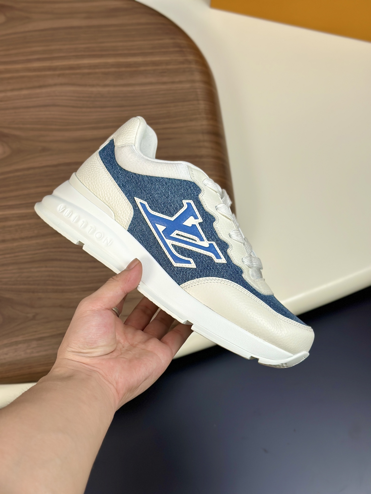  💰390 LV 𝐋𝐨𝐮𝐢𝐬 𝐕𝐮𝐢𝐭𝐭𝐨𝐧 𝐓𝐫𝐚𝐢𝐧𝐞𝐫路易威登#系列最新运动鞋 品质再次升级、细节超赞 简直不要太好看！官网开售十分钟立刻抢光光的款。 TPU大底、模具费2w+ 质感媲美原版 垫脚聚米微料加透气英伦网布 细节原版一致 请注意区分市面通货材料。    Size：38-46（38.46订做）