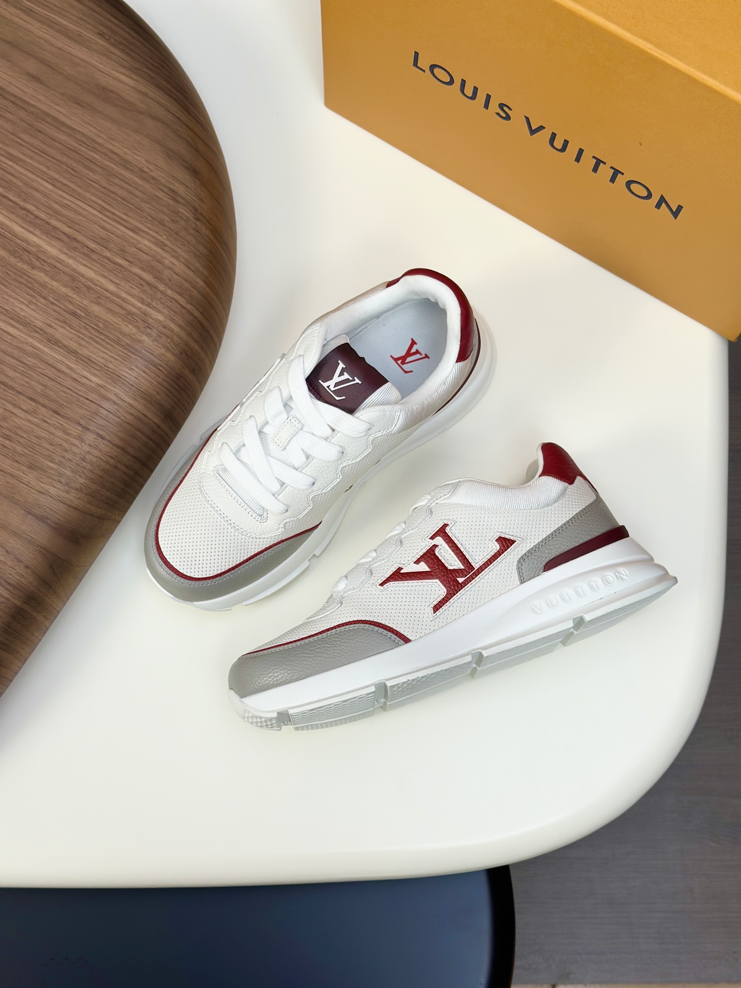  💰390 LV 𝐋𝐨𝐮𝐢𝐬 𝐕𝐮𝐢𝐭𝐭𝐨𝐧 𝐓𝐫𝐚𝐢𝐧𝐞𝐫路易威登#系列最新运动鞋 品质再次升级、细节超赞 简直不要太好看！官网开售十分钟立刻抢光光的款。 TPU大底、模具费2w+ 质感媲美原版 垫脚聚米微料加透气英伦网布 细节原版一致 请注意区分市面通货材料。    Size：38-46（38.46订做）