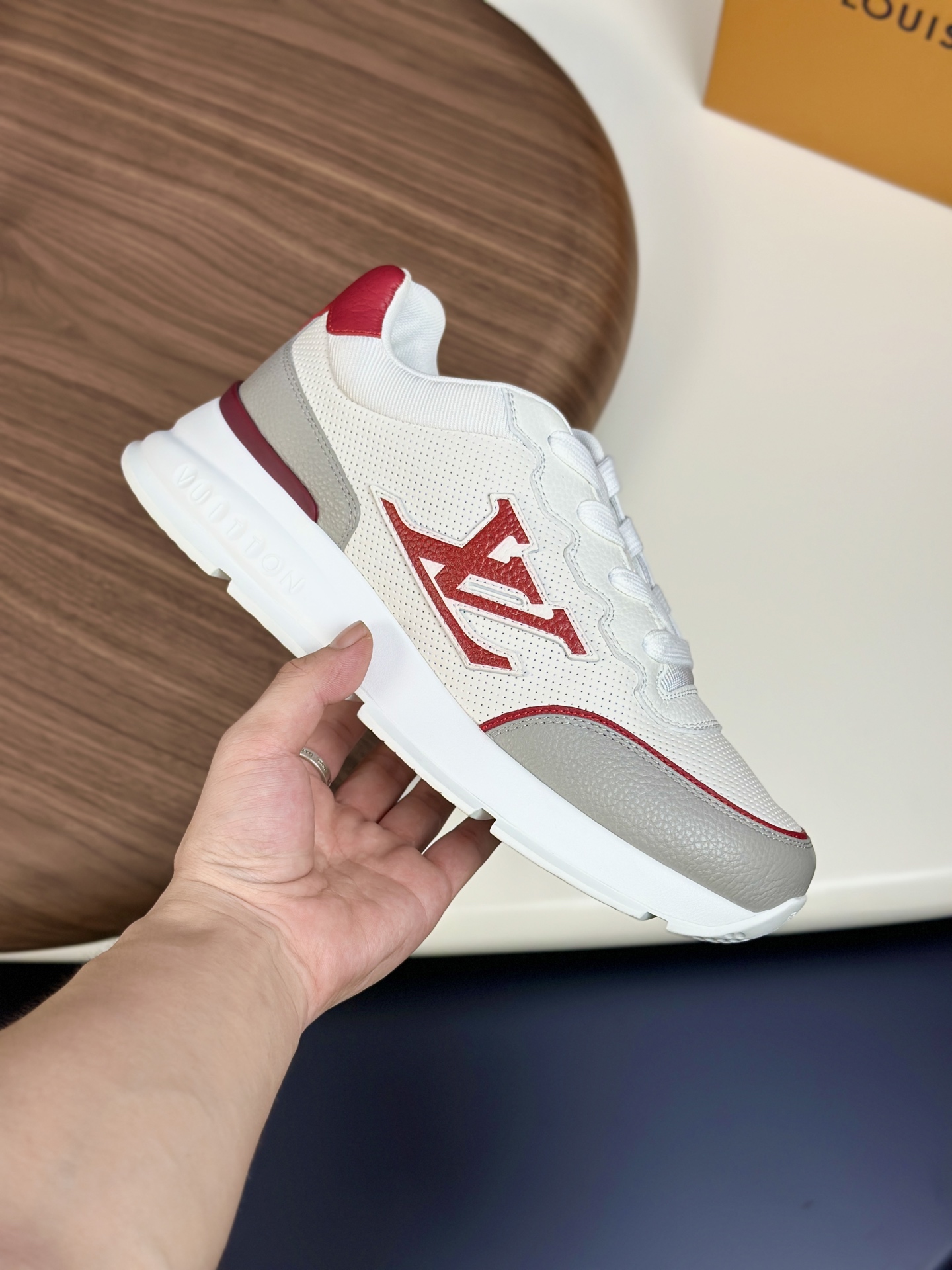  💰390 LV 𝐋𝐨𝐮𝐢𝐬 𝐕𝐮𝐢𝐭𝐭𝐨𝐧 𝐓𝐫𝐚𝐢𝐧𝐞𝐫路易威登#系列最新运动鞋 品质再次升级、细节超赞 简直不要太好看！官网开售十分钟立刻抢光光的款。 TPU大底、模具费2w+ 质感媲美原版 垫脚聚米微料加透气英伦网布 细节原版一致 请注意区分市面通货材料。    Size：38-46（38.46订做）