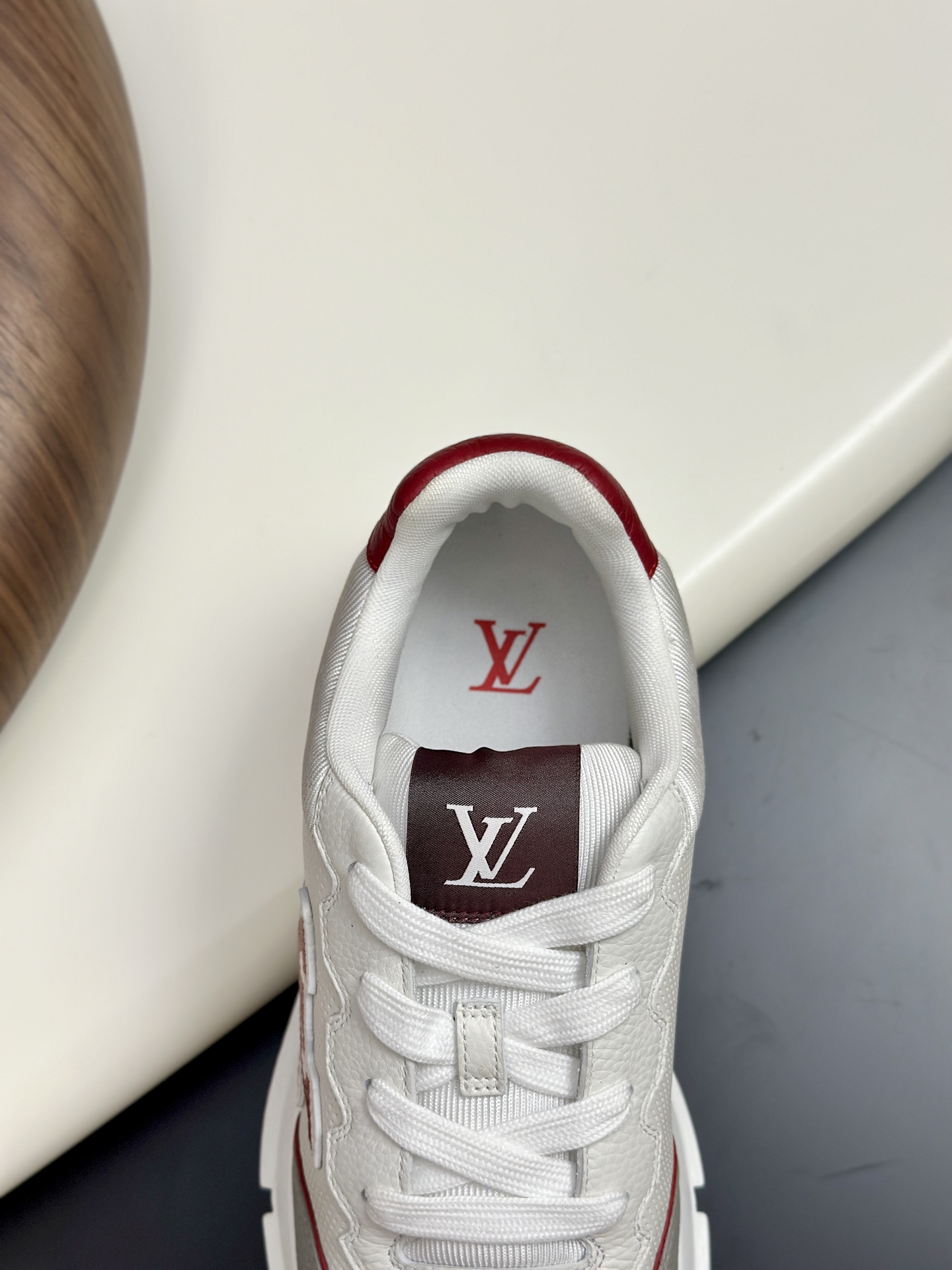 💰390 LV 𝐋𝐨𝐮𝐢𝐬 𝐕𝐮𝐢𝐭𝐭𝐨𝐧 𝐓𝐫𝐚𝐢𝐧𝐞𝐫路易威登#系列最新运动鞋 品质再次升级、细节超赞 简直不要太好看！官网开售十分钟立刻抢光光的款。 TPU大底、模具费2w+ 质感媲美原版 垫脚聚米微料加透气英伦网布 细节原版一致 请注意区分市面通货材料。    Size：38-46（38.46订做）