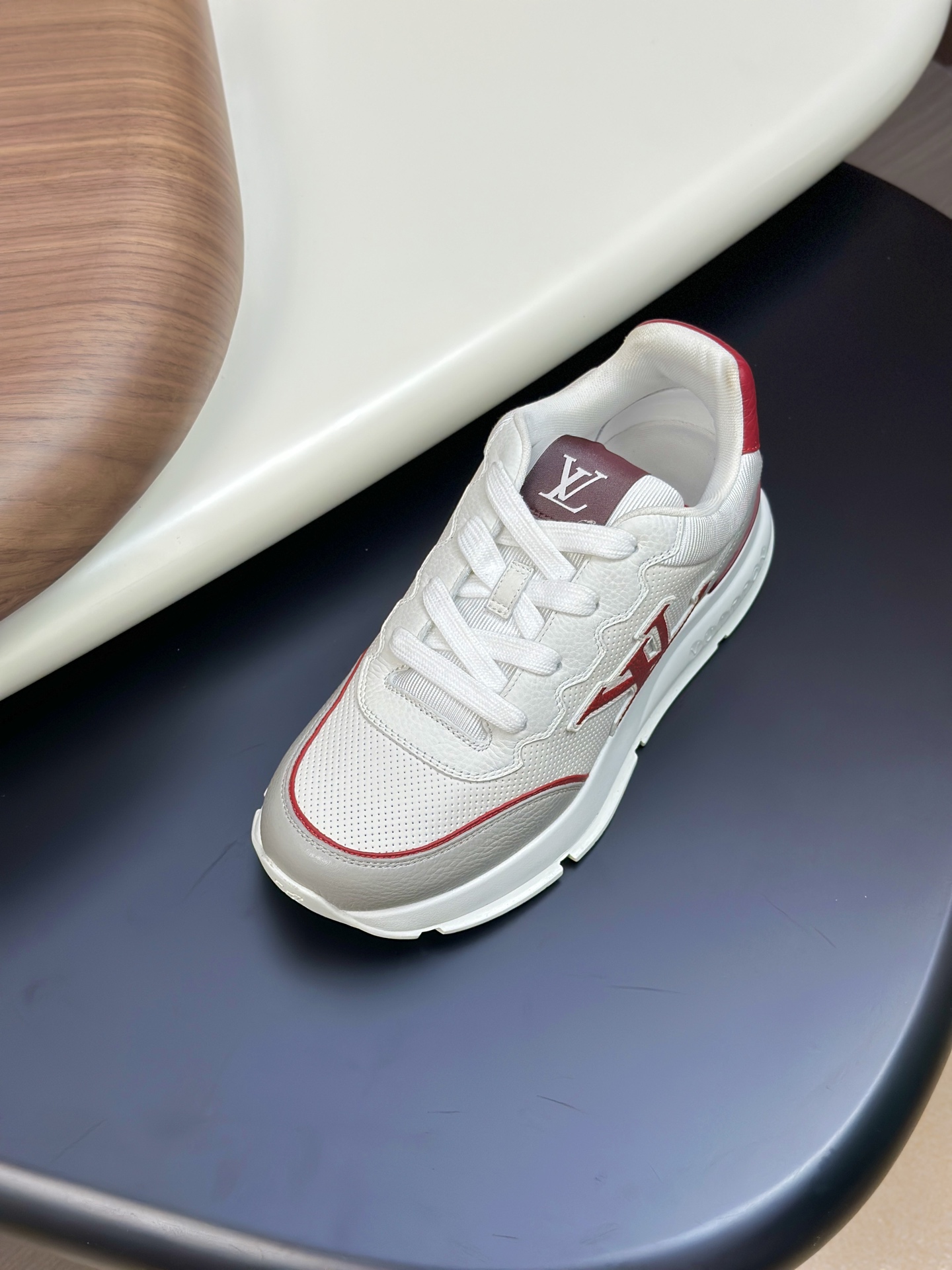  💰390 LV 𝐋𝐨𝐮𝐢𝐬 𝐕𝐮𝐢𝐭𝐭𝐨𝐧 𝐓𝐫𝐚𝐢𝐧𝐞𝐫路易威登#系列最新运动鞋 品质再次升级、细节超赞 简直不要太好看！官网开售十分钟立刻抢光光的款。 TPU大底、模具费2w+ 质感媲美原版 垫脚聚米微料加透气英伦网布 细节原版一致 请注意区分市面通货材料。    Size：38-46（38.46订做）