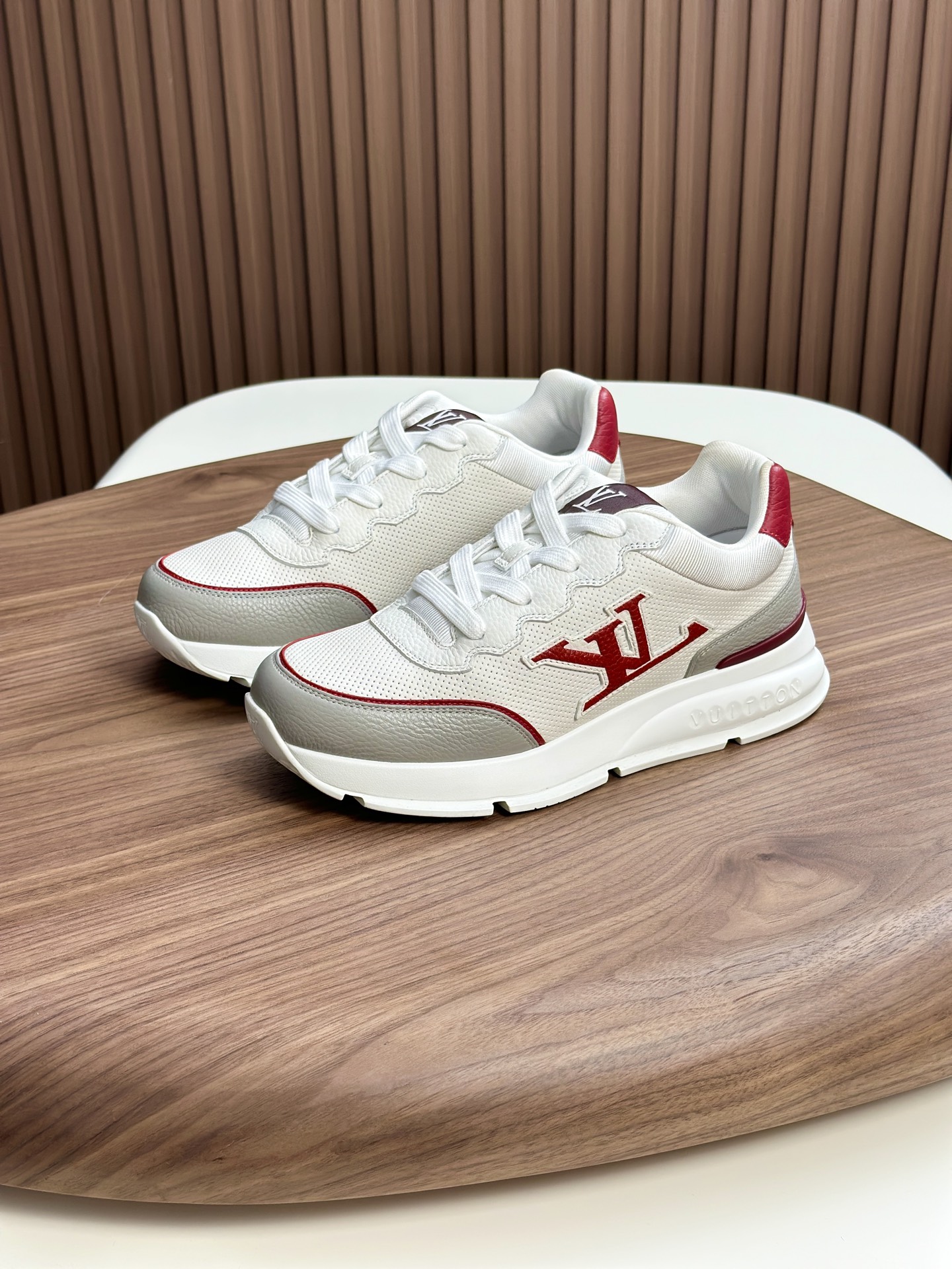  💰390 LV 𝐋𝐨𝐮𝐢𝐬 𝐕𝐮𝐢𝐭𝐭𝐨𝐧 𝐓𝐫𝐚𝐢𝐧𝐞𝐫路易威登#系列最新运动鞋 品质再次升级、细节超赞 简直不要太好看！官网开售十分钟立刻抢光光的款。 TPU大底、模具费2w+ 质感媲美原版 垫脚聚米微料加透气英伦网布 细节原版一致 请注意区分市面通货材料。    Size：38-46（38.46订做）