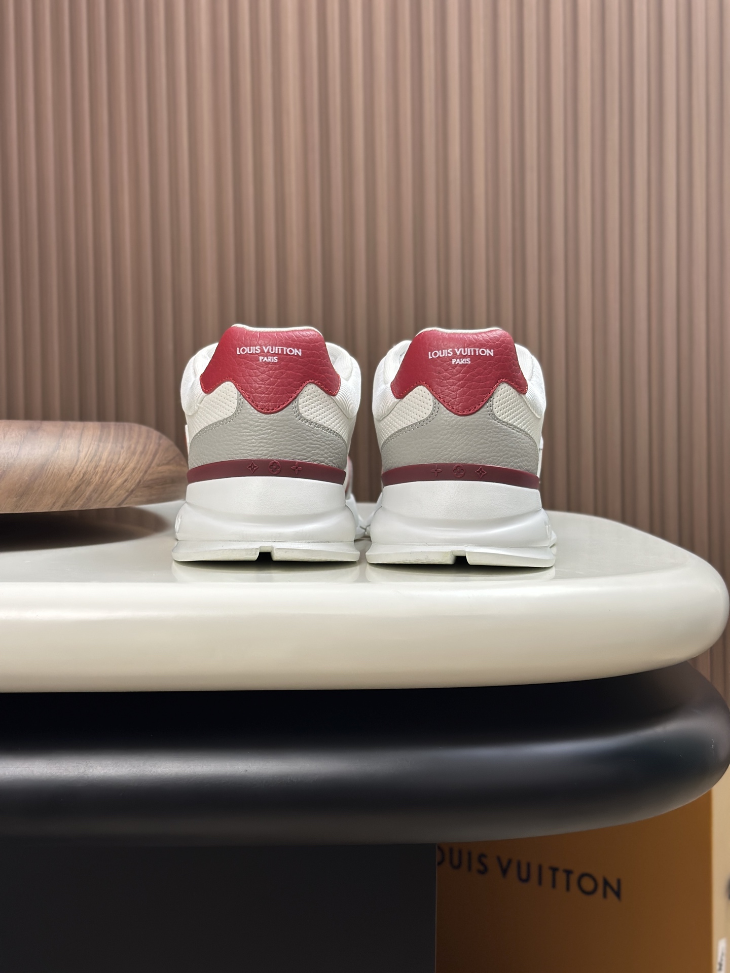  💰390 LV 𝐋𝐨𝐮𝐢𝐬 𝐕𝐮𝐢𝐭𝐭𝐨𝐧 𝐓𝐫𝐚𝐢𝐧𝐞𝐫路易威登#系列最新运动鞋 品质再次升级、细节超赞 简直不要太好看！官网开售十分钟立刻抢光光的款。 TPU大底、模具费2w+ 质感媲美原版 垫脚聚米微料加透气英伦网布 细节原版一致 请注意区分市面通货材料。    Size：38-46（38.46订做）