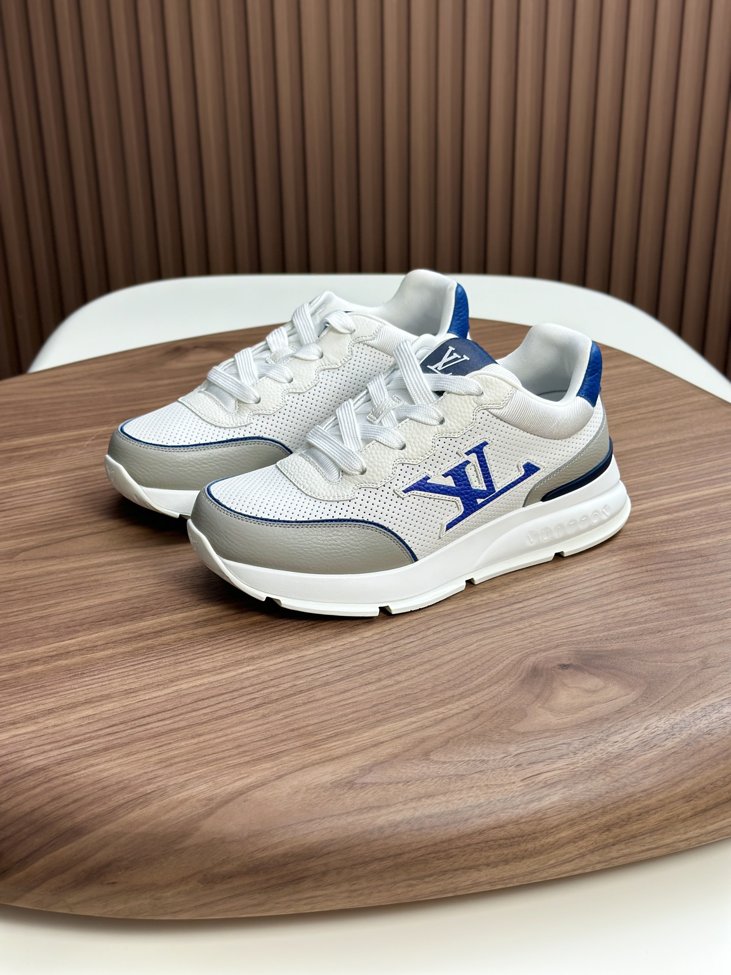  💰390 LV 𝐋𝐨𝐮𝐢𝐬 𝐕𝐮𝐢𝐭𝐭𝐨𝐧 𝐓𝐫𝐚𝐢𝐧𝐞𝐫路易威登#系列最新运动鞋 品质再次升级、细节超赞 简直不要太好看！官网开售十分钟立刻抢光光的款。 TPU大底、模具费2w+ 质感媲美原版 垫脚聚米微料加透气英伦网布 细节原版一致 请注意区分市面通货材料。    Size：38-46（38.46订做）