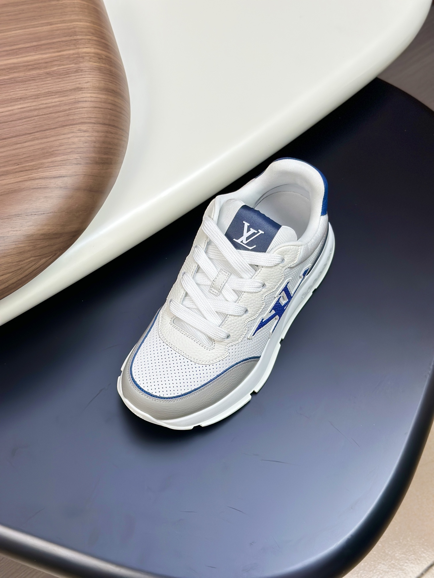  💰390 LV 𝐋𝐨𝐮𝐢𝐬 𝐕𝐮𝐢𝐭𝐭𝐨𝐧 𝐓𝐫𝐚𝐢𝐧𝐞𝐫路易威登#系列最新运动鞋 品质再次升级、细节超赞 简直不要太好看！官网开售十分钟立刻抢光光的款。 TPU大底、模具费2w+ 质感媲美原版 垫脚聚米微料加透气英伦网布 细节原版一致 请注意区分市面通货材料。    Size：38-46（38.46订做）