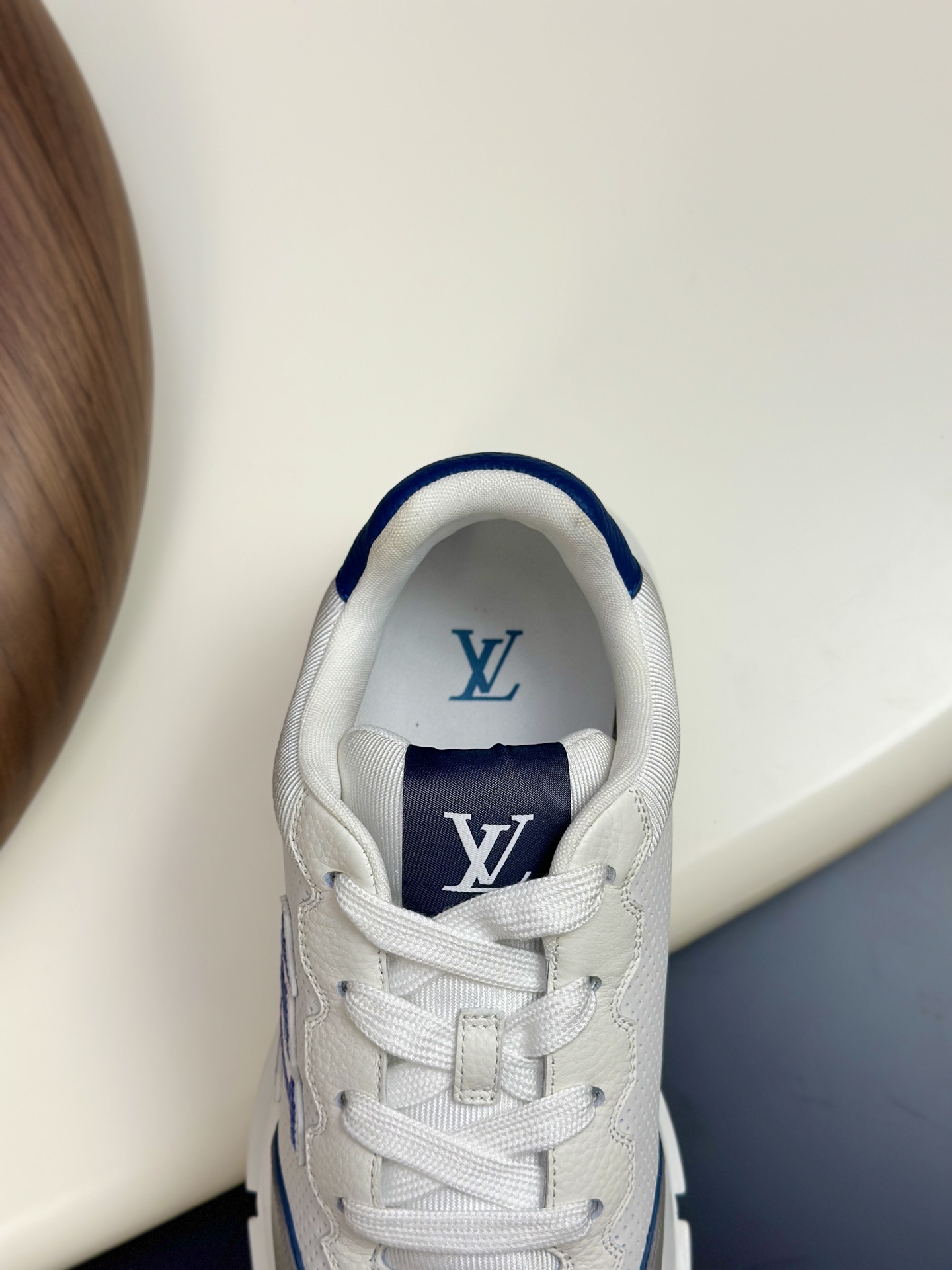  💰390 LV 𝐋𝐨𝐮𝐢𝐬 𝐕𝐮𝐢𝐭𝐭𝐨𝐧 𝐓𝐫𝐚𝐢𝐧𝐞𝐫路易威登#系列最新运动鞋 品质再次升级、细节超赞 简直不要太好看！官网开售十分钟立刻抢光光的款。 TPU大底、模具费2w+ 质感媲美原版 垫脚聚米微料加透气英伦网布 细节原版一致 请注意区分市面通货材料。    Size：38-46（38.46订做）