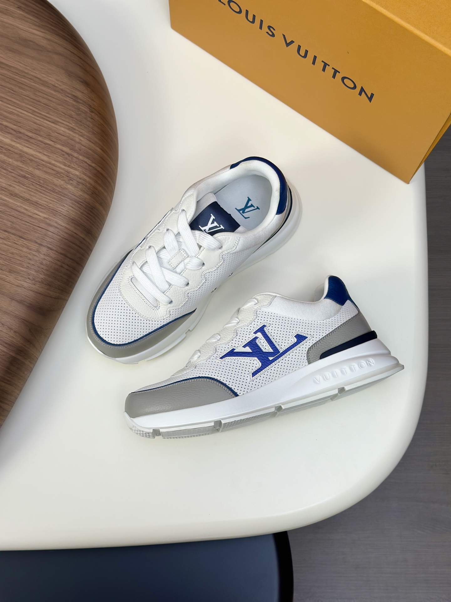  💰390 LV 𝐋𝐨𝐮𝐢𝐬 𝐕𝐮𝐢𝐭𝐭𝐨𝐧 𝐓𝐫𝐚𝐢𝐧𝐞𝐫路易威登#系列最新运动鞋 品质再次升级、细节超赞 简直不要太好看！官网开售十分钟立刻抢光光的款。 TPU大底、模具费2w+ 质感媲美原版 垫脚聚米微料加透气英伦网布 细节原版一致 请注意区分市面通货材料。    Size：38-46（38.46订做）