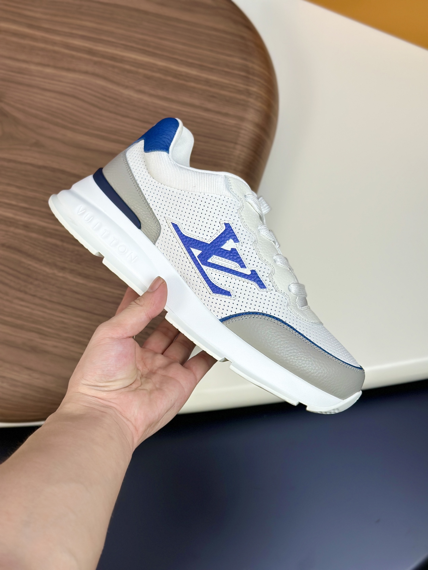  💰390 LV 𝐋𝐨𝐮𝐢𝐬 𝐕𝐮𝐢𝐭𝐭𝐨𝐧 𝐓𝐫𝐚𝐢𝐧𝐞𝐫路易威登#系列最新运动鞋 品质再次升级、细节超赞 简直不要太好看！官网开售十分钟立刻抢光光的款。 TPU大底、模具费2w+ 质感媲美原版 垫脚聚米微料加透气英伦网布 细节原版一致 请注意区分市面通货材料。    Size：38-46（38.46订做）
