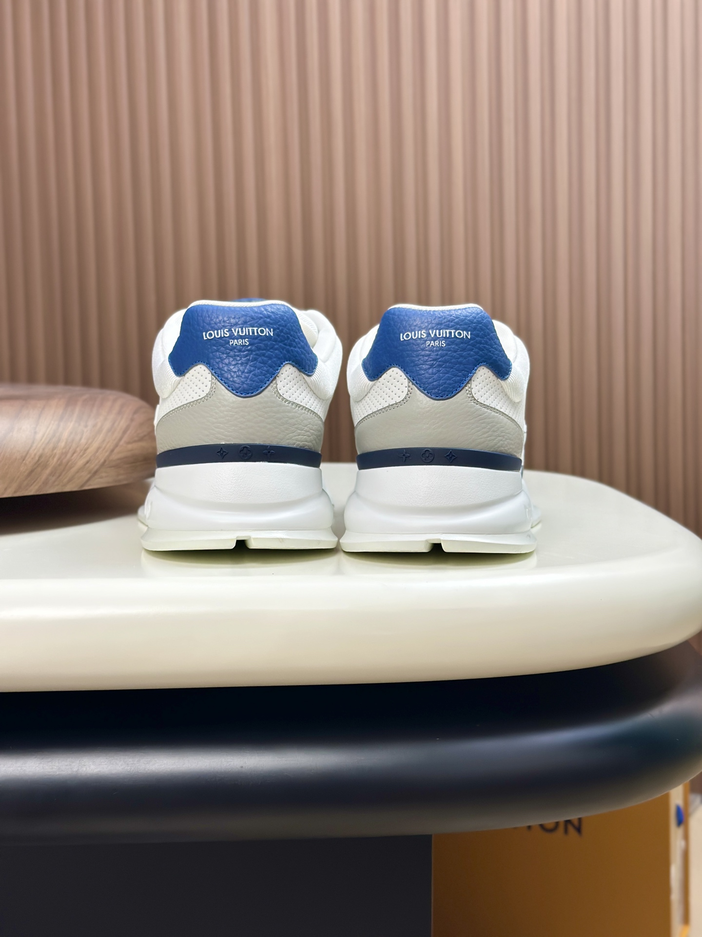  💰390 LV 𝐋𝐨𝐮𝐢𝐬 𝐕𝐮𝐢𝐭𝐭𝐨𝐧 𝐓𝐫𝐚𝐢𝐧𝐞𝐫路易威登#系列最新运动鞋 品质再次升级、细节超赞 简直不要太好看！官网开售十分钟立刻抢光光的款。 TPU大底、模具费2w+ 质感媲美原版 垫脚聚米微料加透气英伦网布 细节原版一致 请注意区分市面通货材料。    Size：38-46（38.46订做）