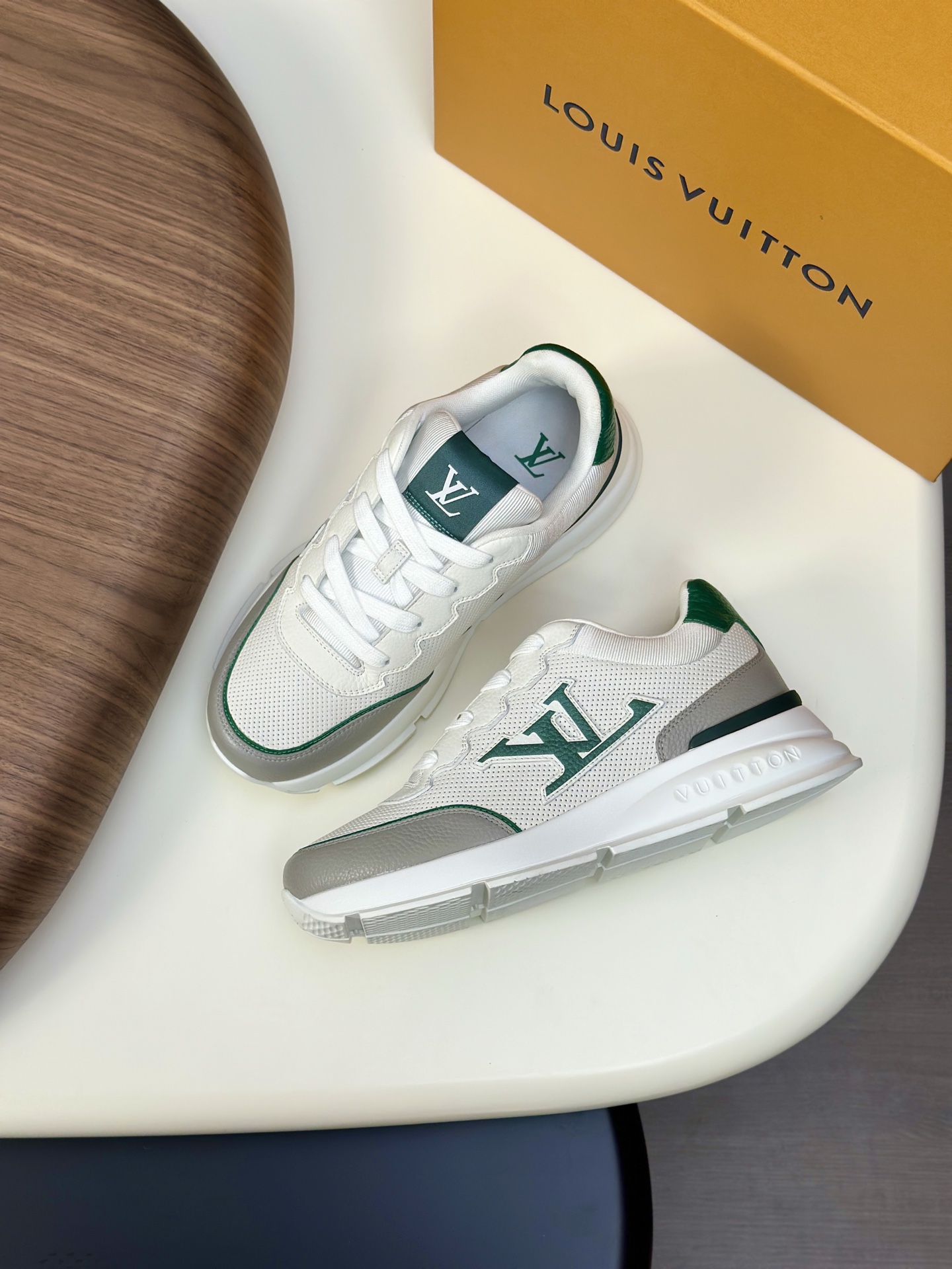 💰390 LV 𝐋𝐨𝐮𝐢𝐬 𝐕𝐮𝐢𝐭𝐭𝐨𝐧 𝐓𝐫𝐚𝐢𝐧𝐞𝐫路易威登#系列最新运动鞋 品质再次升级、细节超赞 简直不要太好看！官网开售十分钟立刻抢光光的款。 TPU大底、模具费2w+ 质感媲美原版 垫脚聚米微料加透气英伦网布 细节原版一致 请注意区分市面通货材料。    Size：38-46（38.46订做）