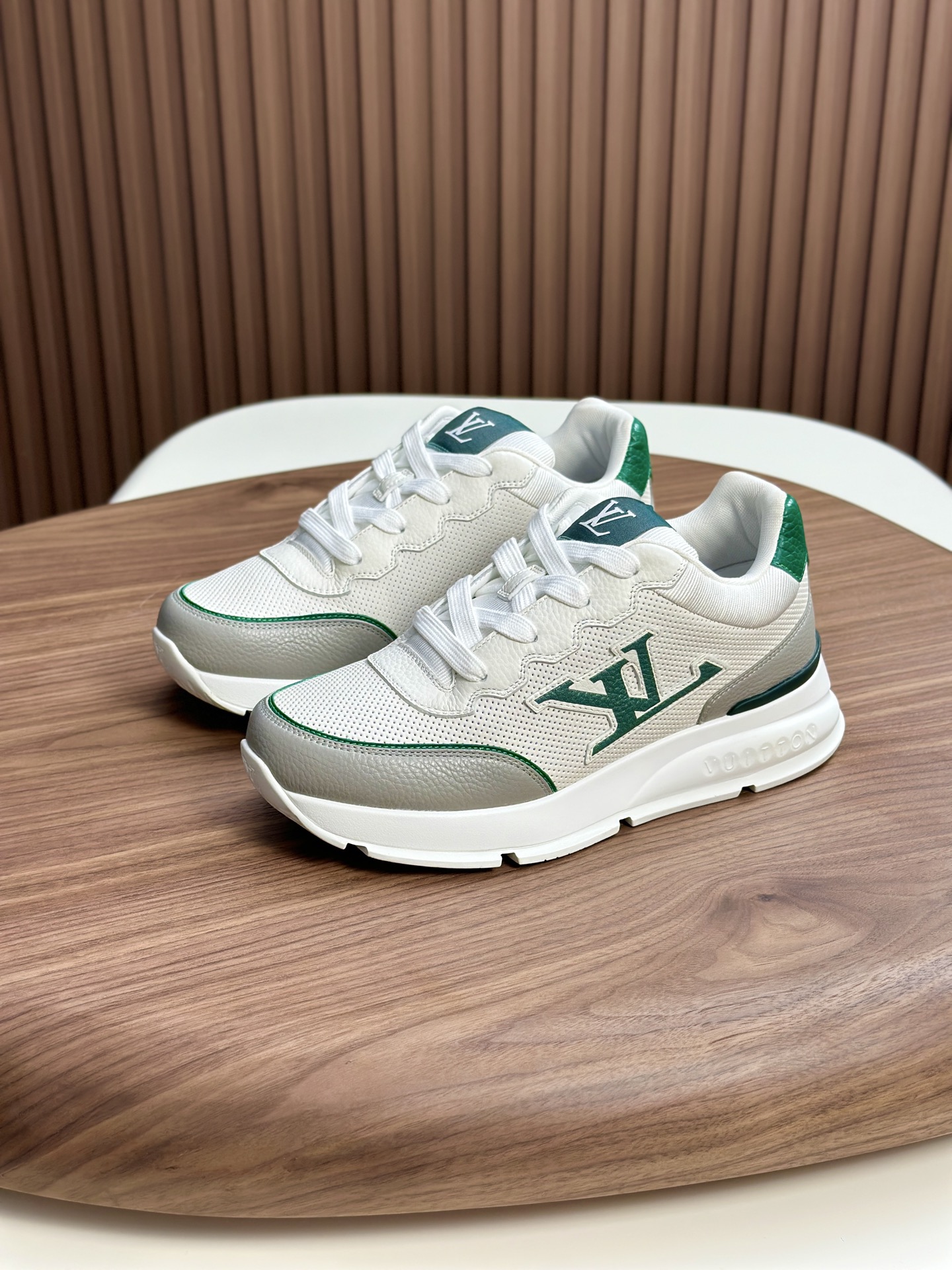  💰390 LV 𝐋𝐨𝐮𝐢𝐬 𝐕𝐮𝐢𝐭𝐭𝐨𝐧 𝐓𝐫𝐚𝐢𝐧𝐞𝐫路易威登#系列最新运动鞋 品质再次升级、细节超赞 简直不要太好看！官网开售十分钟立刻抢光光的款。 TPU大底、模具费2w+ 质感媲美原版 垫脚聚米微料加透气英伦网布 细节原版一致 请注意区分市面通货材料。    Size：38-46（38.46订做）