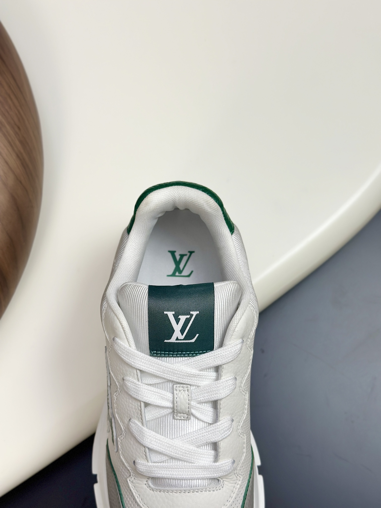  💰390 LV 𝐋𝐨𝐮𝐢𝐬 𝐕𝐮𝐢𝐭𝐭𝐨𝐧 𝐓𝐫𝐚𝐢𝐧𝐞𝐫路易威登#系列最新运动鞋 品质再次升级、细节超赞 简直不要太好看！官网开售十分钟立刻抢光光的款。 TPU大底、模具费2w+ 质感媲美原版 垫脚聚米微料加透气英伦网布 细节原版一致 请注意区分市面通货材料。    Size：38-46（38.46订做）
