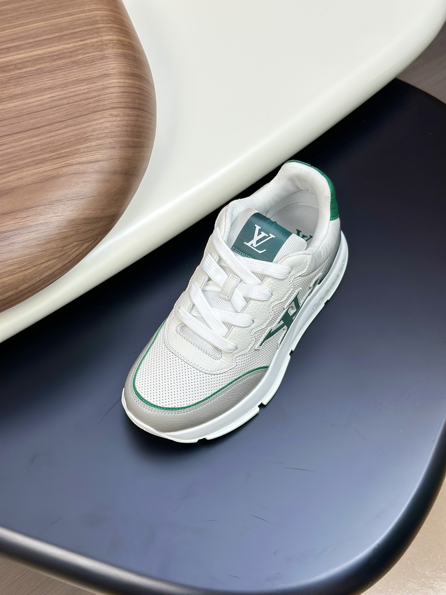  💰390 LV 𝐋𝐨𝐮𝐢𝐬 𝐕𝐮𝐢𝐭𝐭𝐨𝐧 𝐓𝐫𝐚𝐢𝐧𝐞𝐫路易威登#系列最新运动鞋 品质再次升级、细节超赞 简直不要太好看！官网开售十分钟立刻抢光光的款。 TPU大底、模具费2w+ 质感媲美原版 垫脚聚米微料加透气英伦网布 细节原版一致 请注意区分市面通货材料。    Size：38-46（38.46订做）