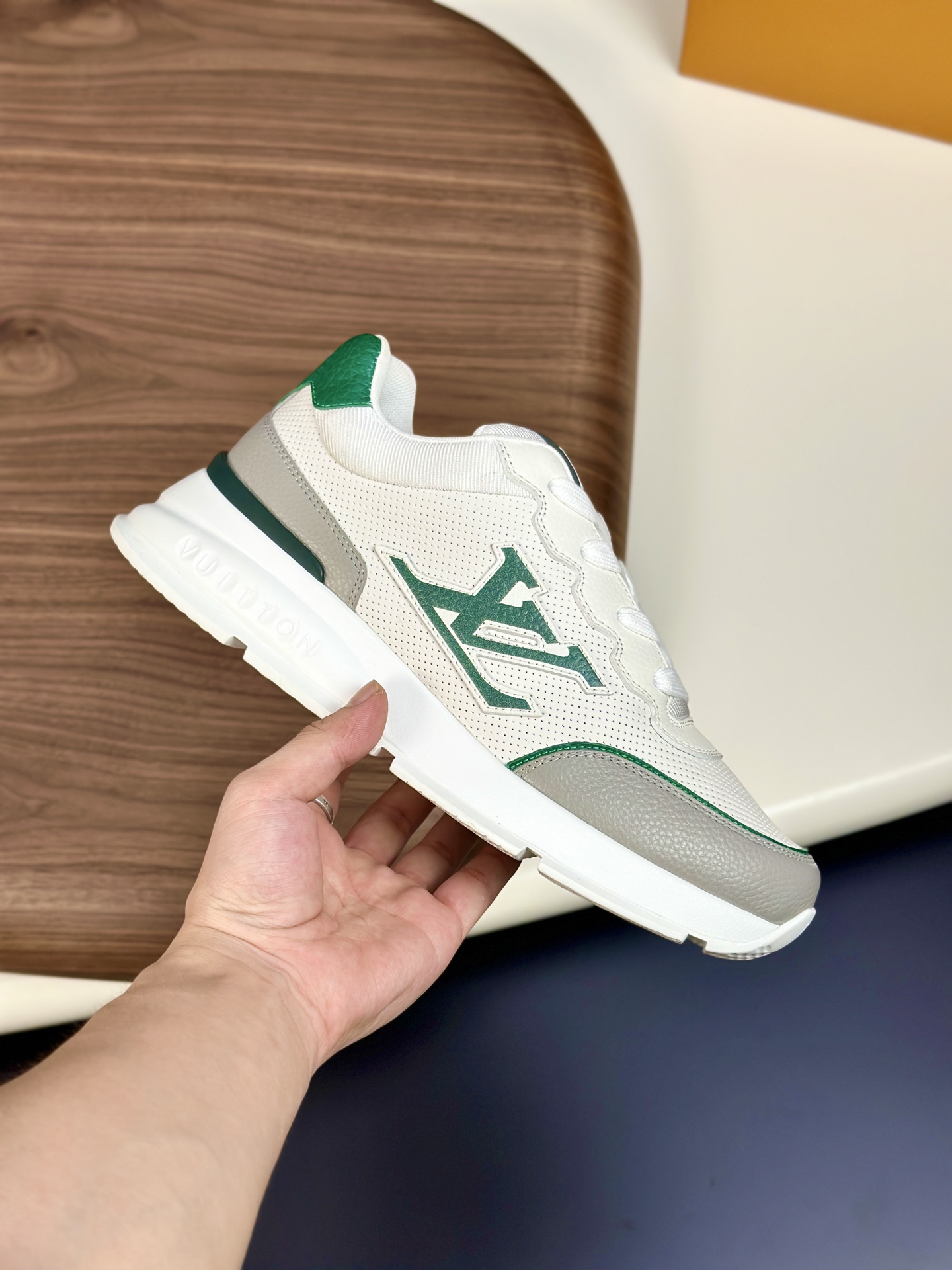  💰390 LV 𝐋𝐨𝐮𝐢𝐬 𝐕𝐮𝐢𝐭𝐭𝐨𝐧 𝐓𝐫𝐚𝐢𝐧𝐞𝐫路易威登#系列最新运动鞋 品质再次升级、细节超赞 简直不要太好看！官网开售十分钟立刻抢光光的款。 TPU大底、模具费2w+ 质感媲美原版 垫脚聚米微料加透气英伦网布 细节原版一致 请注意区分市面通货材料。    Size：38-46（38.46订做）