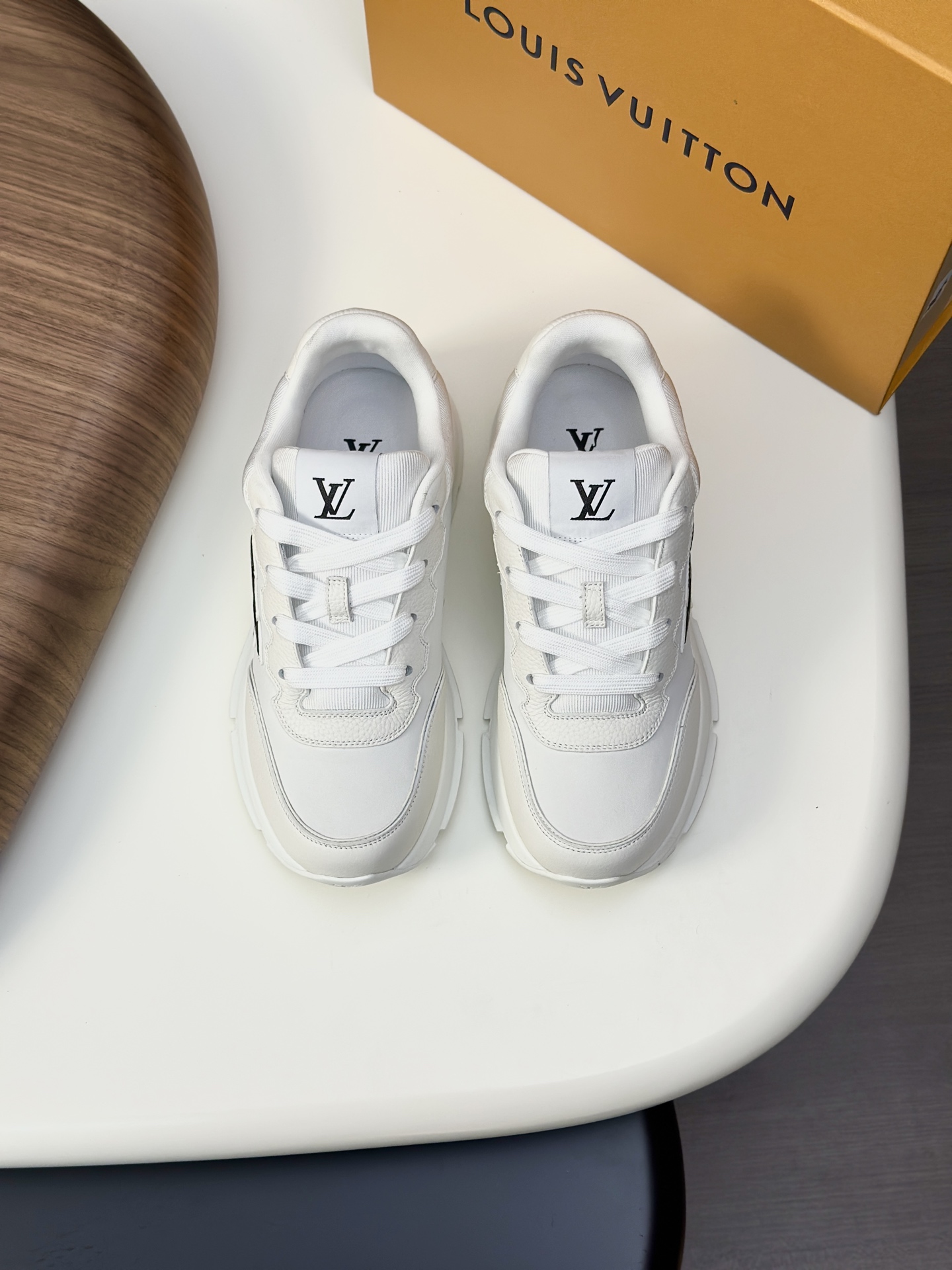 NO:356489,The latest sneakers in Louis Vuitton series are upgraded again, with excellent details. They are simply too good to look!  The official website is available for sale and immediately grabbing the whole model in ten minutes. TPU base, mold fee of 2w + texture comparable to the original version. Polyme micro-material and breathable British mesh fabric. The original details are consistent. Please pay attention to distinguish between the market's currency materials. Size38-46 (customized for 38.46),,louis vuitton,sneakers19860909路易威登#系列最新运动鞋 品质再次升级、细节超赞 简直不要太好看！官网开售十分钟立刻抢光光的款. TPU大底、模具费2w+ 质感媲美原版 垫脚聚米微料加透气英伦网布 细节原版一致 请注意区分市面通货材料. Size38-46（38.46订做）,,louis vuitton,sneakers,Men's shoes