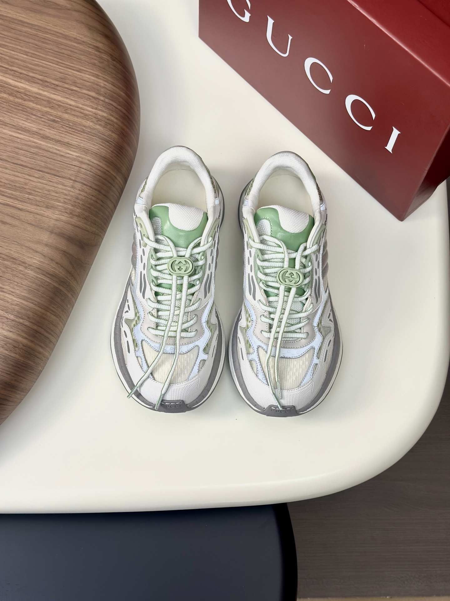 NO:349900,GUCCI Guqi new dad shoes top version purchasing level High version The original disassembly took more than 3 months to develop 1:1. The version was upgraded again, chip, packaging, imported mesh, and made with computer cars. Couple model, versatile all seasons, fashionable, personality, unique. Full series of layouts, welcome to picture consultation Outsole: latest original development TPU vacuum Upper: original mesh, super breathable Full set of packaging Medium and low-end with LOGO Size: Women's code 35-40 Men's code 38-45 (38 45 custom made, gucci19860909GUCCI古奇新款老爹鞋 顶级版本代购级别 高版本 原版拆解耗时3个多月1:1开发,版本再次升级、芯片、包装、采用进口网面,全用电脑车制作 情侣款 四季百搭 时尚 个性 与众不同 全系列版面,欢迎来图咨询 大底:最新原版开发TPU真空 鞋面:原版网面,超透气 全套包装 中低带LOGO 码数:女码35-40 男码38-45(38 45定做,,gucci,Men's shoes