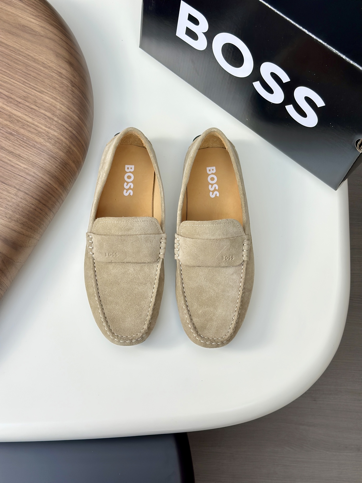 NO:349995,Hot new products in stock. High-quality home boss men's beanie shoes, high-quality, high-end driving shoes, full packaging!  Imported cowhide material. Imported high-quality water-dyeed cowhide inner wear-resistant sole. Features are high-end and comfortable. Pure handmade to create the perfect shoes that suit you. Size (39-44) can be customized for 38.45 standard sizes!  ,,cowhide19860909爆款现货新品.高品质家BOSS男士豆豆鞋高品质,高端开车鞋,配全套包装！ 材质进口牛皮.进口优质水染牛皮内里耐磨大底 特点高档舒适 纯手工制作 打造最适合您的的完美鞋履 码数(39-44）可定做38.45标准码！,,cowhide,Men's shoes