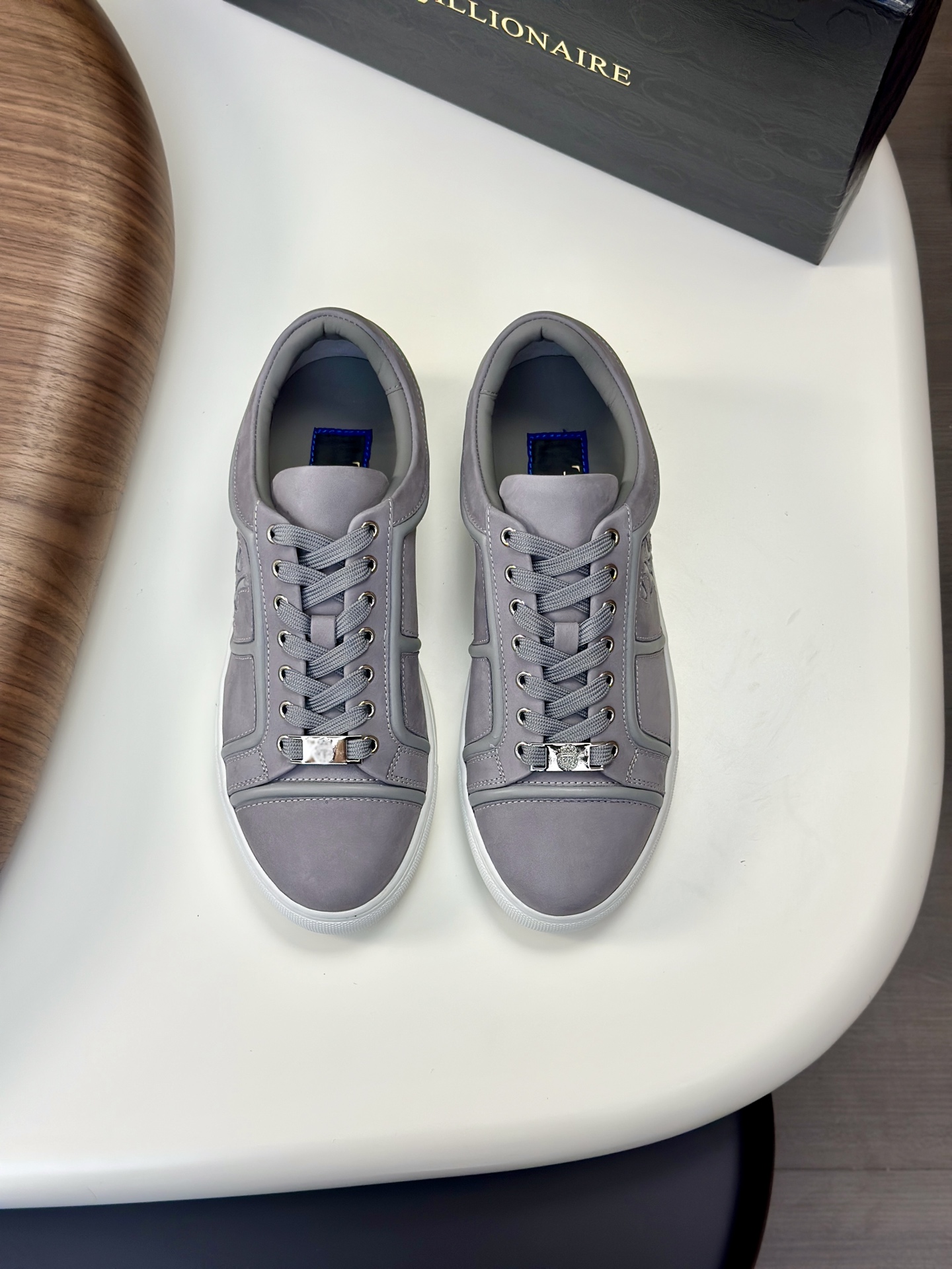 NO:354247,The famous Italian luxury men's clothing brand Billionaire (billionaire) uses imported blue calfskin/crocodile pattern cowhide, the iconic brand logo hardware buckle on the side, cowhide/mesh lining, ultra-light foamed bottom. Size 38-44, cowhide19860909意大利著名奢华男装品牌Billionaire(亿万富翁)采用进口蓝色小牛皮/鳄鱼纹牛皮,侧面标志性品牌Logo五金扣,牛皮/网布内里,超轻的发泡大底.38-44码,,cowhide,Men's shoes