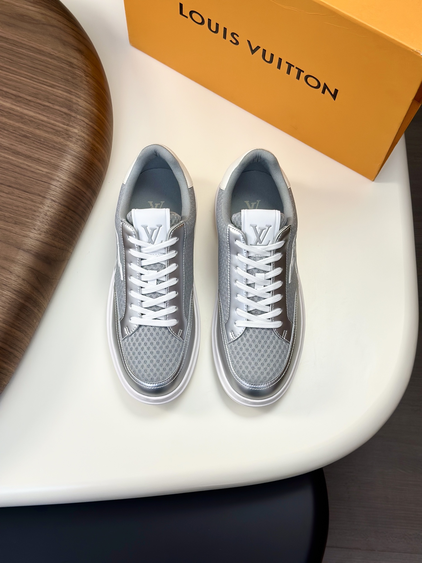 NO:354260,【Louis Vuitton】Louis Vuitton - High-end quality Original single casual sneakers - Upper imported Napa calf leather, silver environmentally friendly leather, brand high mercerized breathable canvas, shoe body sewing brand logo totem, tongue. Heel; silk screen high Zhoubo brand logo - Neli brand canvas - Outsole ultra-light TPU. Foaming; molded outsole - Ultra-high quality control · fine workmanship highlight (high-end, noble, grade) - Size 38-44 (45, custom made),,louis vuitton,louis vuitton,sneakers,cowhide19860909【Louis Vuitton】路易威登 -高端品质 原单·休闲运动鞋 -鞋面进口纳帕小牛皮、银色环保皮、品牌高丝光透气帆布、鞋身车缝品牌logo图腾、鞋舌.后跟；丝印高周波品牌Logo -内里品牌帆布 -大底超轻TPU.发泡; 成型大底 -超高品控·做工精细凸显(高端·贵气·档次) -Size 38-44（45,可订做),,louis vuitton,louis vuitton,sneakers,cowhide,Men's shoes