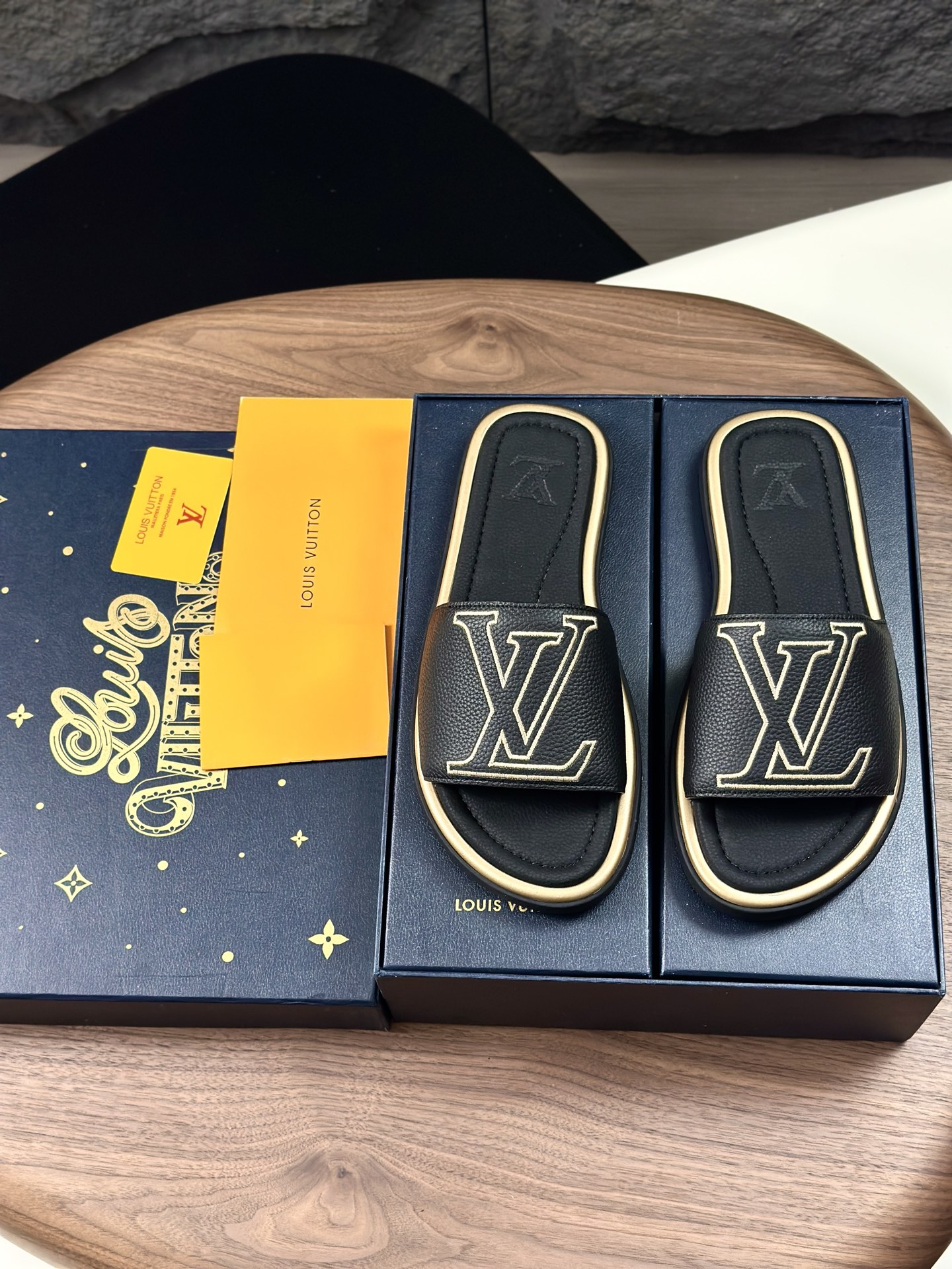 NO:354275,This LV Oasis sandals, super large craft three-dimensional log creative embroidery pattern, material, Monogram calfskin 5D printing technology, lv iconic printing, fashionable and simple, paired with a soft original sole, ultra-soft PU outsole combination to create a comfortable summer experience, color combination, super high-end feeling, super comfortable and super leather edge, super thick memory foam, strong wrapping, more comfortable Size: 39-44 (38.45.46 customized),,louis vuitton,cowhide19860909本款 LV Oasis 凉拖 超大工艺立体log创意刺绣图案 取材 Monogram小牛皮5D打印工艺,lv标志性印花,时尚简约,搭配轻柔原版鞋底超软PU大底组合成就夏日惬意体验、拼色高级感超强上脚感超级舒适超强真皮围边 超厚记忆棉包裹性强、更舒服 Size:39-44(38.45.46定制）,,louis vuitton,cowhide,Men's shoes