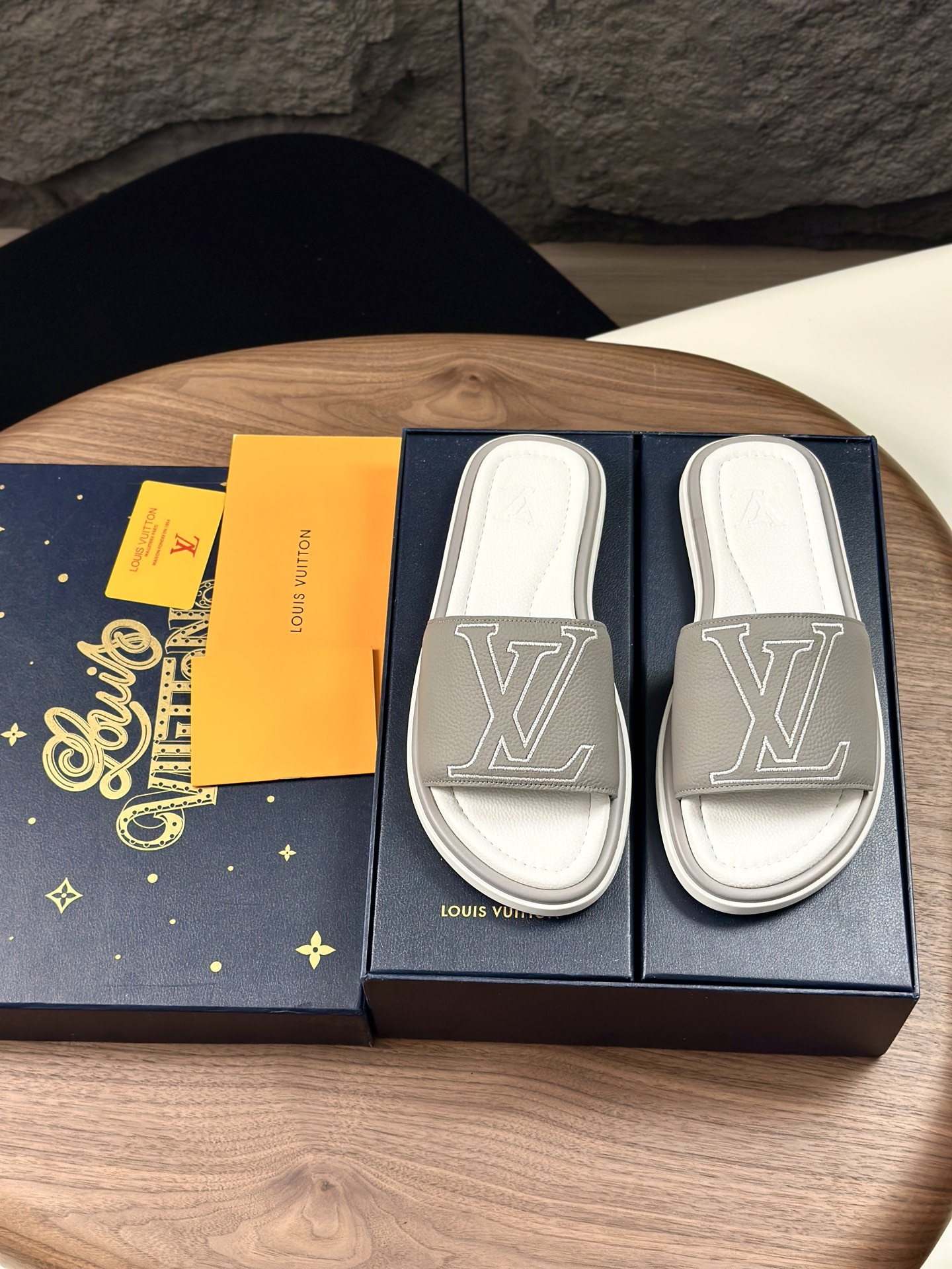 NO:354290,This LV Oasis sandals, super large craft three-dimensional log creative embroidery pattern, Monogram calf leather 5D printing technology, lv iconic printing, fashionable and simple, paired with a soft original sole, ultra-soft PU outsole combination to create a comfortable summer experience, color combination, super high-end feeling, super comfortable and super leather edge, super thick memory foam, strong wrapping, more comfortable Size: 39-44 (38.45.46 customized),,louis vuitton,cowhide19860909本款 LV Oasis 凉拖 超大工艺立体log创意刺绣图案取材 Monogram小牛皮5D打印工艺,lv标志性印花,时尚简约,搭配轻柔原版鞋底超软PU大底组合成就夏日惬意体验、拼色高级感超强上脚感超级舒适超强真皮围边 超厚记忆棉包裹性强、更舒服 Size:39-44(38.45.46定制）,,louis vuitton,cowhide,Men's shoes