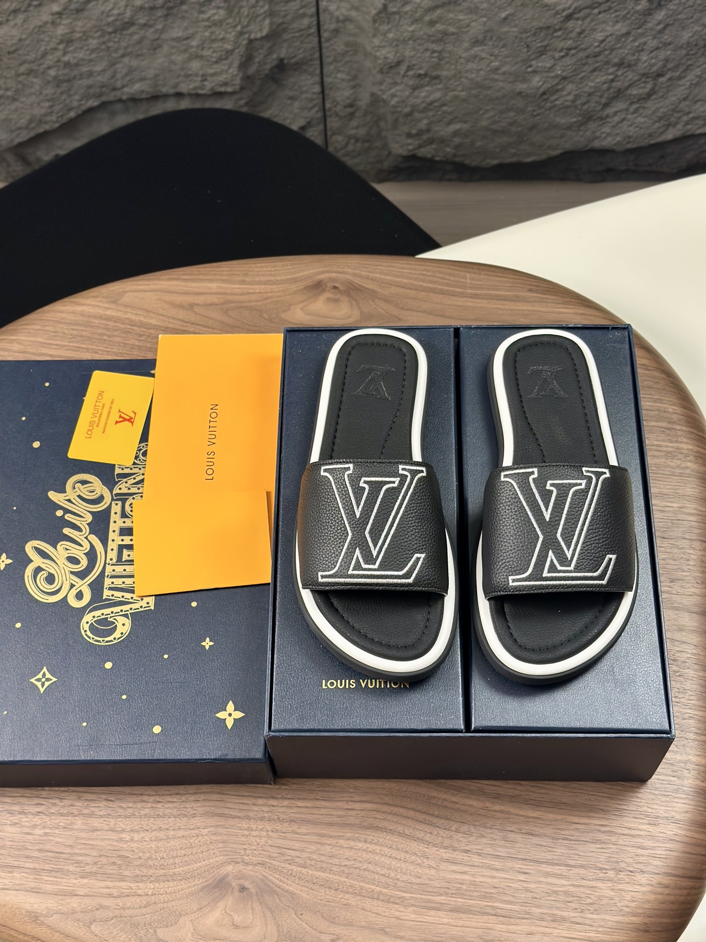 NO:354303,This LV Oasis sandals, super large craft three-dimensional log creative embroidery pattern, material, Monogram calfskin 5D printing technology, lv iconic printing, fashionable and simple, paired with a soft original sole, ultra-soft PU outsole combination to create a comfortable summer experience, color combination, super high-end feeling, super comfortable and super leather edge, super thick memory foam, strong wrapping, more comfortable Size: 39-44 (38.45.46 customized),,louis vuitton,cowhide19860909本款 LV Oasis 凉拖 超大工艺立体log创意刺绣图案 取材 Monogram小牛皮5D打印工艺,lv标志性印花,时尚简约,搭配轻柔原版鞋底超软PU大底组合成就夏日惬意体验、拼色高级感超强上脚感超级舒适超强真皮围边 超厚记忆棉包裹性强、更舒服 Size:39-44(38.45.46定制）,,louis vuitton,cowhide,Men's shoes