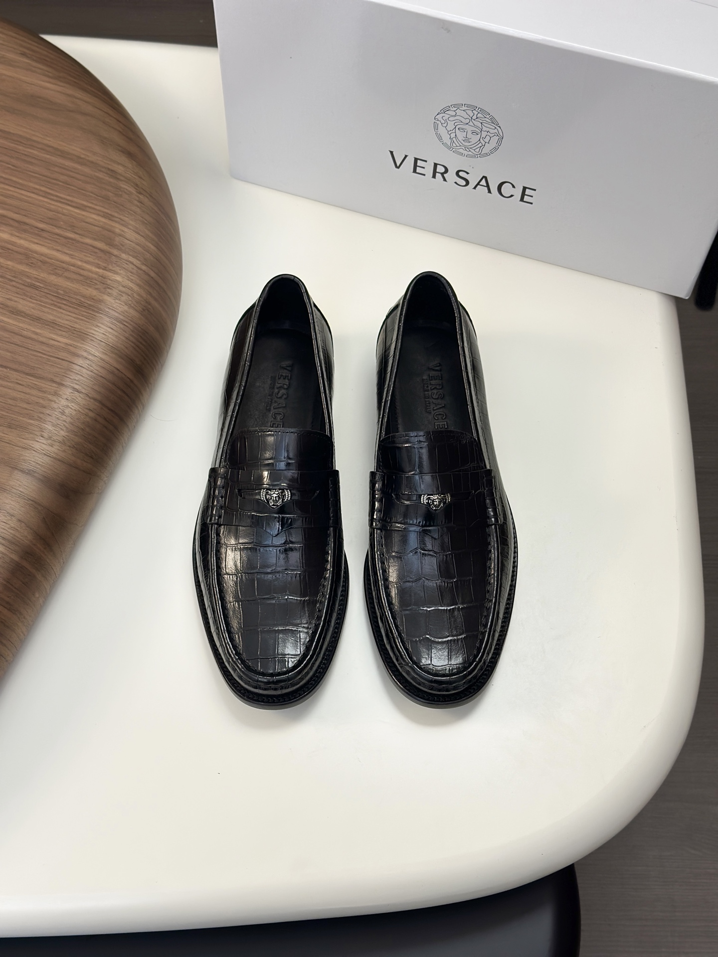 NO:349401,VERSAC*/Versace men's genuine leather shoes show the same style, imported top layer cowhide surface, cowhide inner foot pad, low-key simple lines and Greek back pattern, simple and atmospheric, ultimate original leather big sole, extremely personalized!  Size38-45, versace, versace, cowhide, Leather soles19860909VERSAC*/范思哲男士真皮大底皮鞋秀场同款,进口头层牛皮面,牛皮内里垫脚 低调简约线条和希腊回纹图 ,简约大气,极致原版真皮大底底,极具个性！ Size38-45,,versace,versace,cowhide,Leather soles,Men's shoes