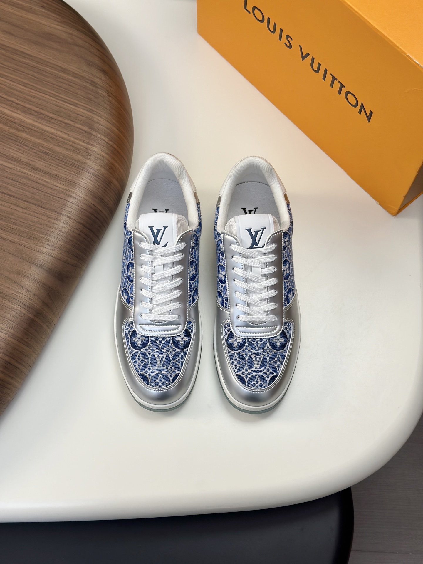 NO:350832,【Louis Vuitton】Louis Vuitton - High-end quality Original single casual sneakers - Upper imported Napa calf leather, silver environmentally friendly leather, brand high mercerized breathable canvas, shoe body sewing brand logo totem, tongue. Heel; silk screen high Zhoubo brand logo - Neli brand canvas - Outsole ultra-light TPU. Foaming; molded outsole - Ultra-high quality control · fine workmanship highlight (high-end, noble, grade) - Size 38-44 (45, custom made),,louis vuitton,louis vuitton,sneakers,cowhide19860909【Louis Vuitton】路易威登 -高端品质 原单·休闲运动鞋 -鞋面进口纳帕小牛皮、银色环保皮、品牌高丝光透气帆布、鞋身车缝品牌logo图腾、鞋舌.后跟；丝印高周波品牌Logo -内里品牌帆布 -大底超轻TPU.发泡; 成型大底 -超高品控·做工精细凸显(高端·贵气·档次) -Size 38-44（45,可订做),,louis vuitton,louis vuitton,sneakers,cowhide,Men's shoes