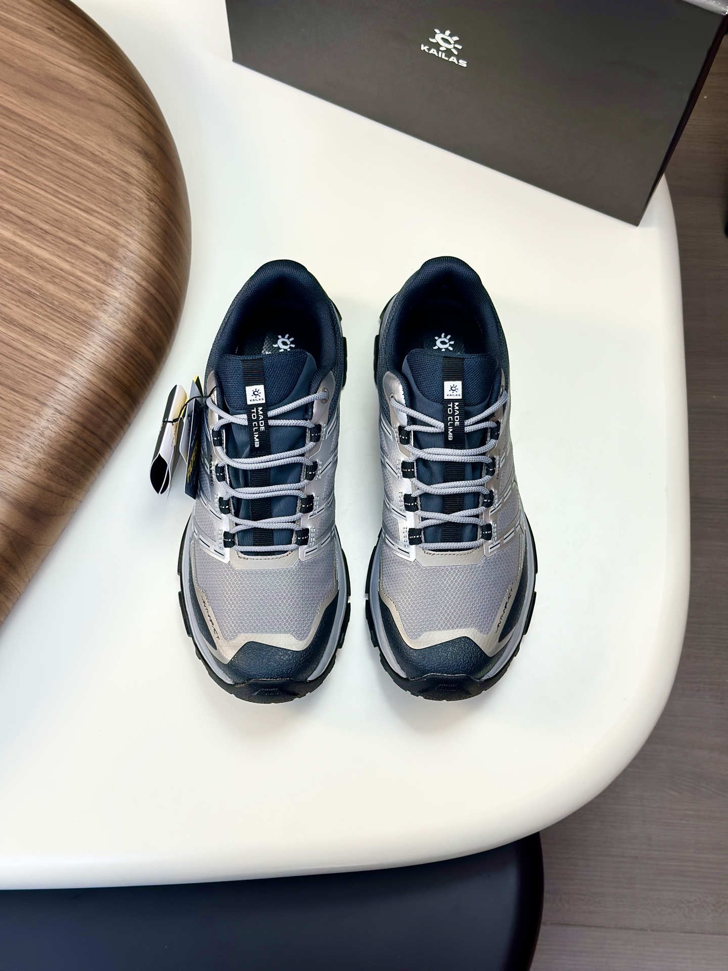 NO:350848,KAlLAS Expedition - 5 Waterproof Hiking Shoes Its design perfectly combines functional aesthetics and fashion, with excellent performance and cope with various complex road conditions. The sole is equipped with Vibram XS TREK rubber sole, 5mm deep toothed pattern and super biting technology, as if a powerful suction cup is installed on the soles of your feet. On the slippery rocks, it can hold the ground tightly and let you move forward steadily; on the muddy trail, it can also be as smooth as walking on the ground without worrying about slipping; facing steep hills, the anti-slip ability when descending is excellent, giving you a sense of security. Super waterproof, keeping your feet dry  It adopts FILTERTEC waterproof and breathable technology or built-in FLT waterproof inner boots. Through seamless glue pressing process, the waterproof film covers the joints of the shoe tongue, which can effectively resist the moderate rain environment. After actual measurement, there will be no water seepage within half an hour of wading, making your feet dry and comfortable at all times. At the same time, it also has good breathability, and even if you walk for a long time, it will not feel stuffy.  Comfortable design reduces long-distance walking fatigue. According to the Asian foot last design, it fits the curve of the foot, and is wrapped just right in the middle waist, providing a comfortable wrapping feeling. The arch arch contraction design can effectively reduce the fatigue of long-distance walking, making you more relaxed and comfortable during the hiking process. The large area of ​​the upper is made of sand-proof and compact mesh, which is not only light and breathable, but also effectively blocks sand and gravel and prevents sand and gravel from entering the shoes. The rubber edges on the toe and heel play a good anti-collision effect and protects your feet in all aspects. From short leisure hiking, to medium and low altitude mountain challenges, to daily commuting in the city, the Kaileshi Expedition Bar 5 hiking shoes are perfectly competent. Let it accompany you on every wonderful outdoor journey and conquer every mountain!  Color Gray Military Green Number of 39.40.41.42.43.44.45,,boots19860909KAlLAS凯乐石远征-5防水徒步登山鞋 它的设计将机能美学与时尚完美融合,卓越性能,应对各种复杂路况, 鞋底搭载Vibram XS TREK橡胶大底,5mm深齿纹搭配超强咬合技术,仿佛给你的脚底安装了强力吸盘.在湿滑的岩石上,它能紧紧抓地,让你稳步前行；在泥泞的小道中,也能如履平地,不用担心滑倒；面对陡峭的山坡,下坡时的防侧滑能力更是出色,给你满满的安全感.超强防水,保持双脚干爽 采用FILTERTEC防水透气技术或内置FLT防水内靴,通过无缝压胶工艺,防水膜覆盖至鞋舌接缝处,能有效抵御中雨环境.经过实测,涉水徒步半小时内都不会出现渗水现象,让你的双脚时刻保持干爽舒适.同时,它还具备良好的透气性,即使长时间行走,也不会有闷热感, 舒适设计,减轻长途行走疲劳,根据亚洲人脚型鞋楦设计,贴合脚部曲线,中腰包裹恰到好处,提供舒适的包裹感.足弓收束设计能有效减少长途行走的疲劳,让你在徒步过程中更加轻松自在.鞋面大面积采用防砂密实网布,不仅轻便透气,还能有效阻隔砂石,防止砂石进入鞋内硌脚.鞋头和后跟的橡胶包边,起到了很好的防撞作用,全方位呵护你的双脚. 从短途的休闲徒步,到中低海拔的登山挑战,再到城市的日常通勤,凯乐石远征杠5登山鞋都能完美胜任.让它陪你踏上每一次精彩的户外之旅,征服每一座山峰吧！ 颜色 灰色 军绿色 码数 39.40.41.42.43.44.45,,boots,Men's shoes