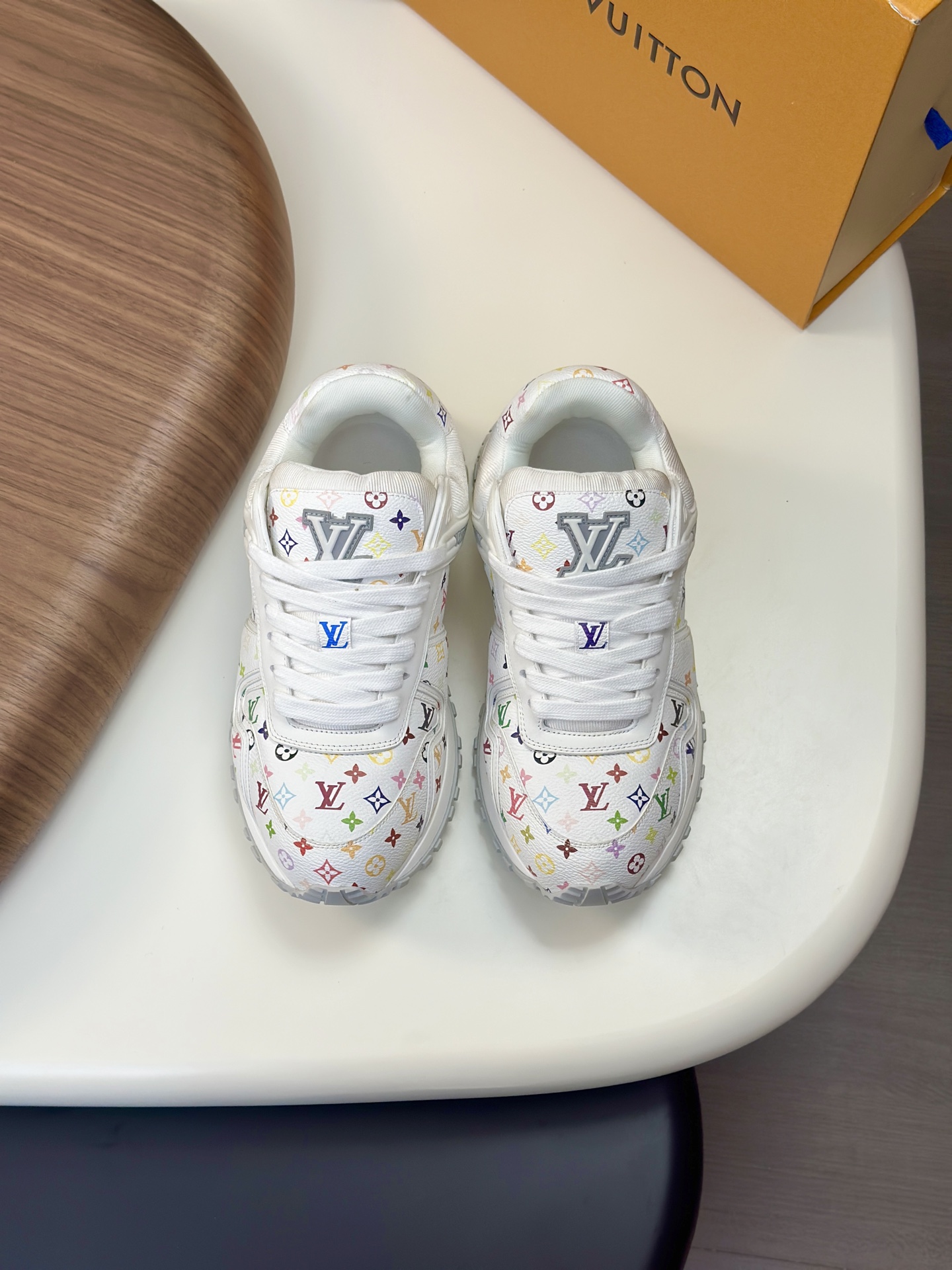 NO:351016,LVRun Away Maxi couple sneakers debuted in the early autumn 2025 series, continuing the iconic design of Run Away sneakers in a large version. The smooth cowhide upper is integrated with contrasting LV letters and Vuitton logo, and the light rubber wedge outsole refers to the running shoe configuration. The upper is made of cowhide leather and fabric, and the Louis Vuitton element rubber outsole is embellished with Louis Vuitton logo and is very beautiful and wearable. It is a must-have item for everyone, size35-45 (45 customization),,louis vuitton,louis vuitton,sneakers,cowhide19860909LVRun Away Maxi 情侣款运动鞋初次亮相于 2025 早秋系列,以大号版本延续 Run Away 运动鞋的标志性设计.光滑牛皮革鞋面融入撞色 LV 字母和 Vuitton 标识,轻盈橡胶坡跟外底援引跑鞋构型.鞋面采用牛皮革和织物制造,路易威登元素橡胶外底点缀路易威登标识好看好穿,人手必备单品啊 ,size35-45（45定制）,,louis vuitton,louis vuitton,sneakers,cowhide,Men's shoes