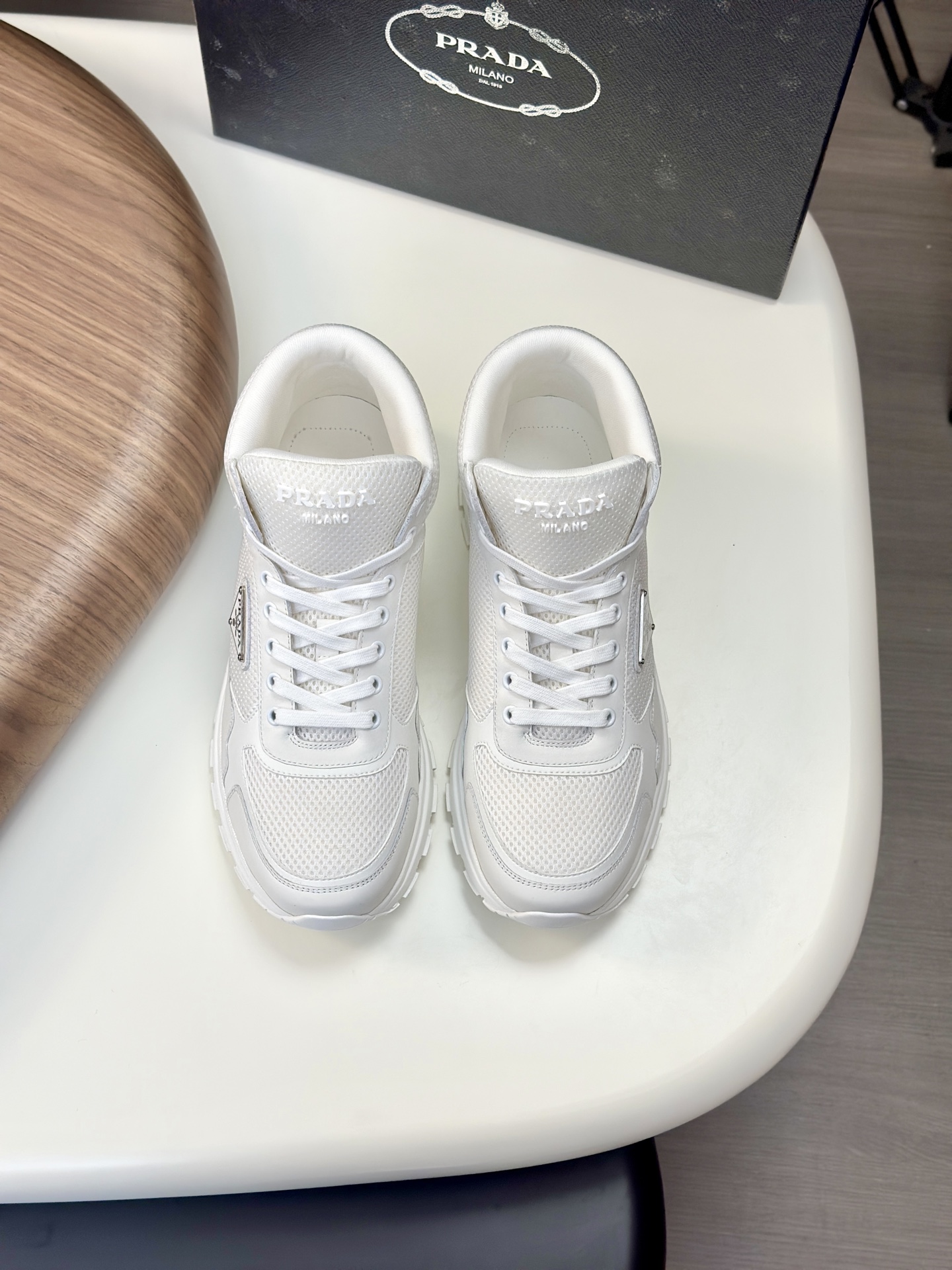 NO:350875,Prad* Lada 2025 new men's fashionable high-top sneakers, imported calfskin spliced ​​mesh material, inner layer of calfskin with calf insole, classic logo decoration on the side of the shoe, original rubber outsole, anti-slip and wear-resistant, classic style with extremely high comfort!  ,Size39-44 (38.45 customization),,prada,sneakers,cowhide19860909Prad*拉达2025新品男士时尚高帮运动鞋,进口小牛皮拼接网面材料,内里头层小牛皮搭配小牛鞋垫,鞋身侧经典logo装饰,原版橡胶大底,防滑耐磨,舒适度极高的经典款！ ,Size39-44（38.45定制）,,prada,sneakers,cowhide,Men's shoes