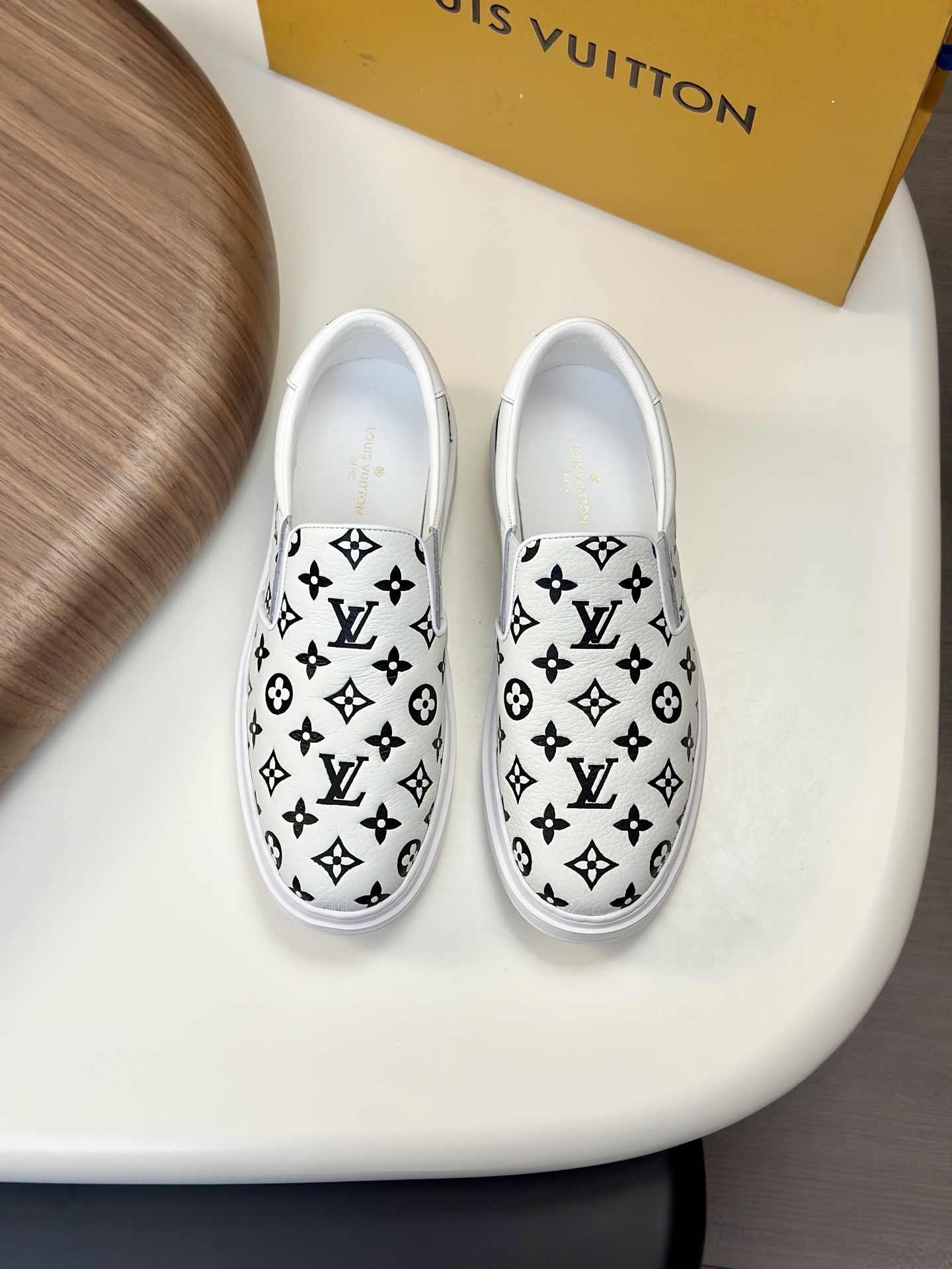 NO:352829,【Louis Vuitton】Louis Vuitton - High-end quality Original single casual sneakers - Upper imported Napa calf leather, silver environmentally friendly leather, brand high mercerized breathable canvas, shoe body sewing brand logo totem, tongue. Heel; silk screen high Zhoubo brand logo - Neli brand canvas - Outsole ultra-light TPU. Foaming; molded outsole - Ultra-high quality control · fine workmanship highlight (high-end, noble, grade) - Size 38-44 (45, custom made),,louis vuitton,louis vuitton,sneakers,cowhide19860909【Louis Vuitton】路易威登 -高端品质 原单·休闲运动鞋 -鞋面进口纳帕小牛皮、银色环保皮、品牌高丝光透气帆布、鞋身车缝品牌logo图腾、鞋舌.后跟；丝印高周波品牌Logo -内里品牌帆布 -大底超轻TPU.发泡; 成型大底 -超高品控·做工精细凸显(高端·贵气·档次) -Size 38-44（45,可订做),,louis vuitton,louis vuitton,sneakers,cowhide,Men's shoes