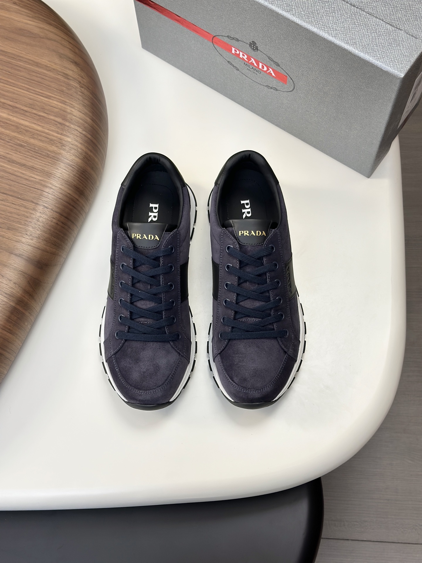 NO:352838,Prad* Lada 2025 new men's fashion sneakers, imported calfskin spliced ​​mesh material, inner layer of calfskin with calf insole, classic logo decoration on the side of the shoe, original rubber outsole, anti-slip and wear-resistant, classic style with extremely high comfort!  ,Size39-44 (38.45 customization),,prada,sneakers,cowhide19860909Prad*拉达2025新品男士时尚运动鞋,进口小牛皮拼接网面材料,内里头层小牛皮搭配小牛鞋垫,鞋身侧经典logo装饰,原版橡胶大底,防滑耐磨,舒适度极高的经典款！ ,Size39-44（38.45定制）,,prada,sneakers,cowhide,Men's shoes