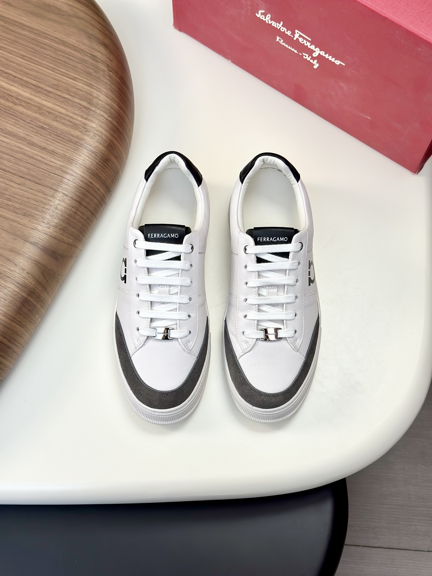 NO:352852,Ferragam's new men's driving shoes, versatile soft leather loafers are coming!  The fabric is made of fully imported cowhide, with visible texture, heavy industry car line, inner lining dyed calf leather, standard logo cowhide foot pad, big brand experience, soft and comfortable on the feet, men's perfect, special anti-slip and wear-resistant rubber sole, easy to control various occasions, soft rubber sole, lightweight and comfortable, see the video details for details, it is absolutely casual, classic, comfortable and breathable, wear-resistant and non-slip!  Packed with original box!  Size 39-40-41-42-43-44 leather shoes size customizable 38.45 cannot be returned or exchanged, ferragamo, ferragamo, loafers, cowhide19860909Ferragam菲拉格慕新款男士驾车鞋,一脚蹬百搭软皮乐福鞋清凉来袭！面料采用全进口牛皮,看得见的质感,重工车线,内里本染小牛皮,标配logo牛皮垫脚,大牌体验,上脚柔软舒适,男士臻享,专用防滑耐磨橡胶鞋底,轻松驾驭各种场合,柔软橡胶鞋底,轻质舒适,详情见视频细节,妥妥的休闲经典舒适透气,耐磨防滑！配原盒包装！ 尺码39-40-41-42-43-44皮鞋尺码 可定制38.45不能退换,,ferragamo,ferragamo,loafers,cowhide,Men's shoes