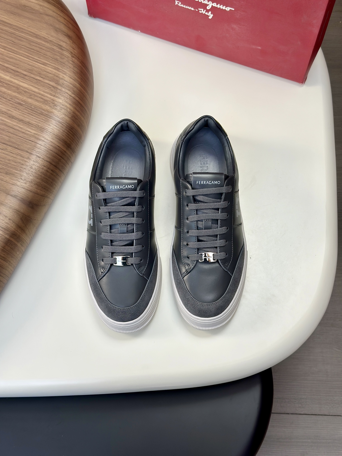 NO:352869,Ferragam's new men's driving shoes, versatile soft leather loafers are coming!  The fabric is made of fully imported cowhide, with visible texture, heavy industry car line, inner lining dyed calf leather, standard logo cowhide foot pad, big brand experience, soft and comfortable on the feet, men's perfect, special anti-slip and wear-resistant rubber sole, easy to control various occasions, soft rubber sole, lightweight and comfortable, see the video details for details, it is absolutely casual, classic, comfortable and breathable, wear-resistant and non-slip!  Packed with original box!  Size 39-40-41-42-43-44 Leather Shoes Size Customizable 38.45 Cannot be returned and exchanged Item No. 9876-A leather buckle, ferragamo, ferragamo, loafers, cowhide19860909Ferragam菲拉格慕新款男士驾车鞋,一脚蹬百搭软皮乐福鞋清凉来袭！面料采用全进口牛皮,看得见的质感,重工车线,内里本染小牛皮,标配logo牛皮垫脚,大牌体验,上脚柔软舒适,男士臻享,专用防滑耐磨橡胶鞋底,轻松驾驭各种场合,柔软橡胶鞋底,轻质舒适,详情见视频细节,妥妥的休闲经典舒适透气,耐磨防滑！配原盒包装！ 尺码39-40-41-42-43-44皮鞋尺码 可定制38.45不能退换 货号9876-A皮扣咖色,,ferragamo,ferragamo,loafers,cowhide,Men's shoes