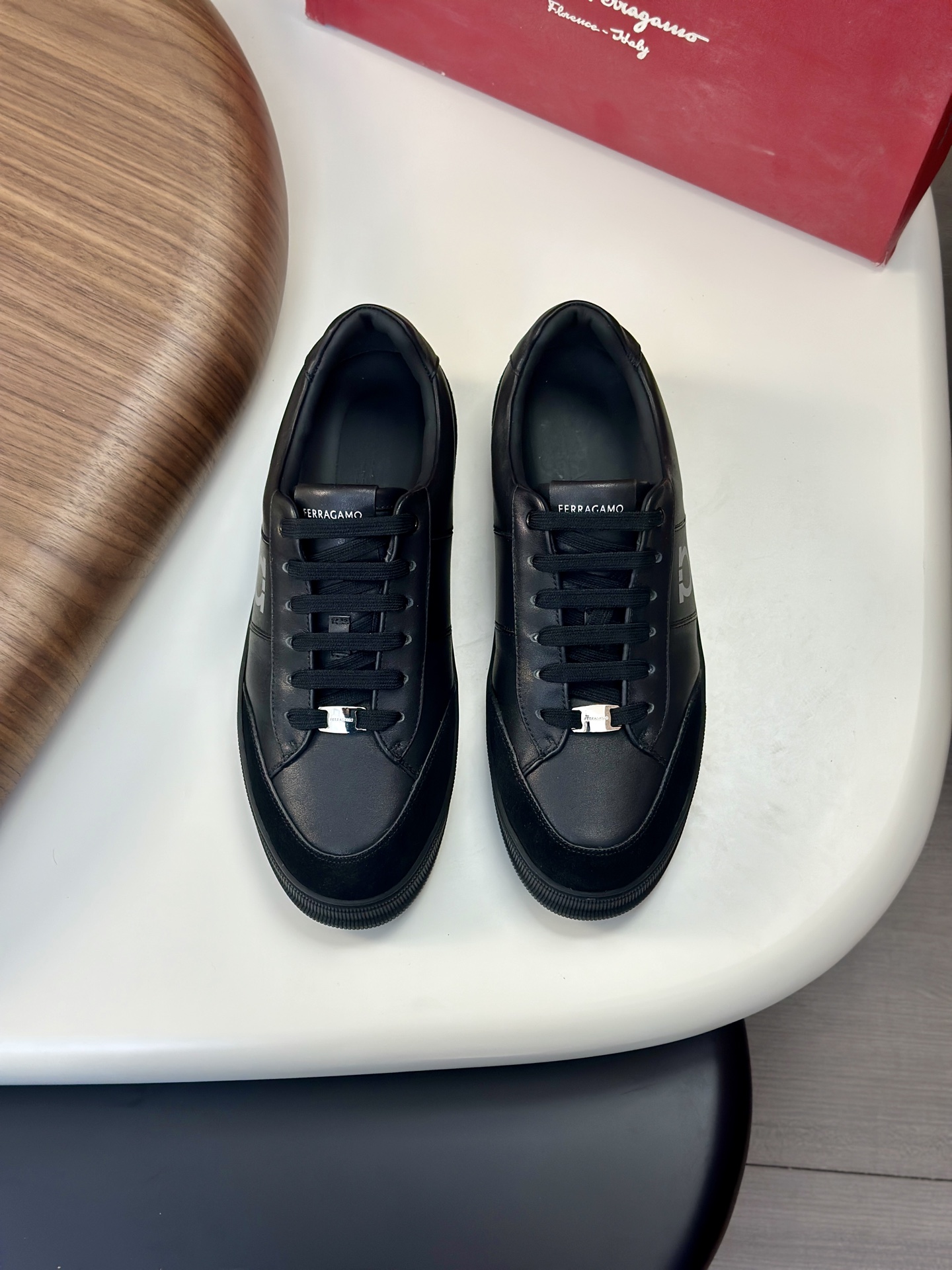 NO:352886,Ferragam's new men's driving shoes, versatile soft leather loafers are coming!  The fabric is made of fully imported cowhide, with visible texture, heavy industry car line, inner lining dyed calf leather, standard logo cowhide foot pad, big brand experience, soft and comfortable on the feet, men's perfect, special anti-slip and wear-resistant rubber sole, easy to control various occasions, soft rubber sole, lightweight and comfortable, see the video details for details, it is absolutely casual, classic, comfortable and breathable, wear-resistant and non-slip!  Packed with original box!  Size 39-40-41-42-43-44 leather shoes size customizable 38.45 cannot be returned or exchanged, ferragamo, ferragamo, loafers, cowhide19860909Ferragam菲拉格慕新款男士驾车鞋,一脚蹬百搭软皮乐福鞋清凉来袭！面料采用全进口牛皮,看得见的质感,重工车线,内里本染小牛皮,标配logo牛皮垫脚,大牌体验,上脚柔软舒适,男士臻享,专用防滑耐磨橡胶鞋底,轻松驾驭各种场合,柔软橡胶鞋底,轻质舒适,详情见视频细节,妥妥的休闲经典舒适透气,耐磨防滑！配原盒包装！ 尺码39-40-41-42-43-44皮鞋尺码 可定制38.45不能退换,,ferragamo,ferragamo,loafers,cowhide,Men's shoes