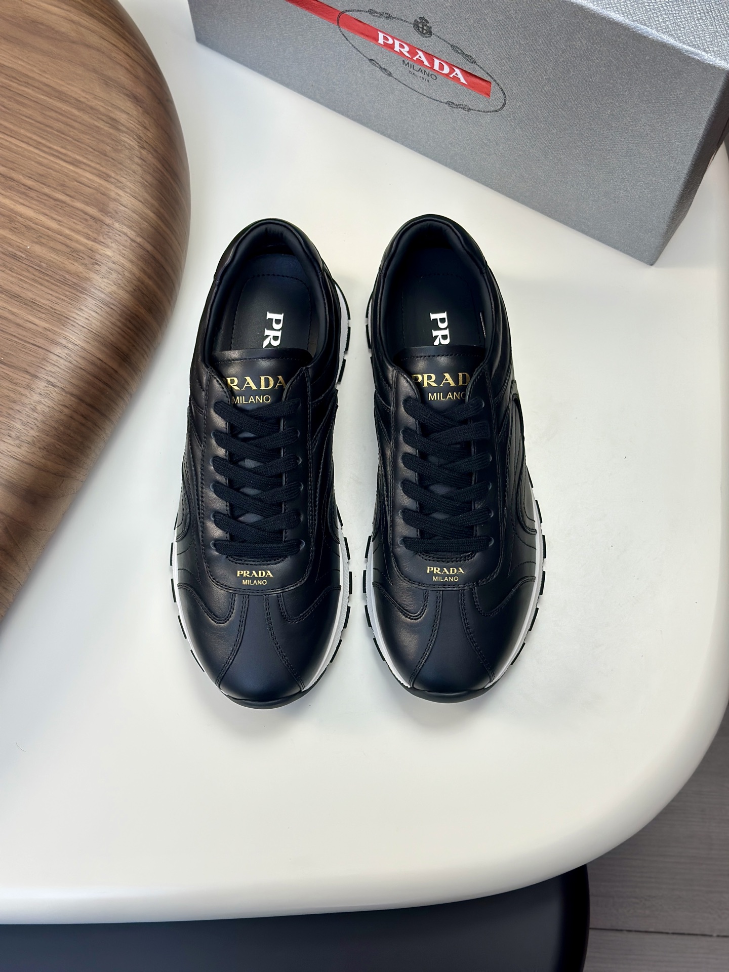 NO:354806,Prad* Lada 2025 new men's fashion sneakers, imported calfskin spliced ​​mesh material, inner layer of calfskin with calf insole, classic logo decoration on the side of the shoe, original rubber outsole, anti-slip and wear-resistant, classic style with extremely high comfort!  ,Size39-44 (38.45 customization),,prada,sneakers,cowhide19860909Prad*拉达2025新品男士时尚运动鞋,进口小牛皮拼接网面材料,内里头层小牛皮搭配小牛鞋垫,鞋身侧经典logo装饰,原版橡胶大底,防滑耐磨,舒适度极高的经典款！ ,Size39-44（38.45定制）,,prada,sneakers,cowhide,Men's shoes